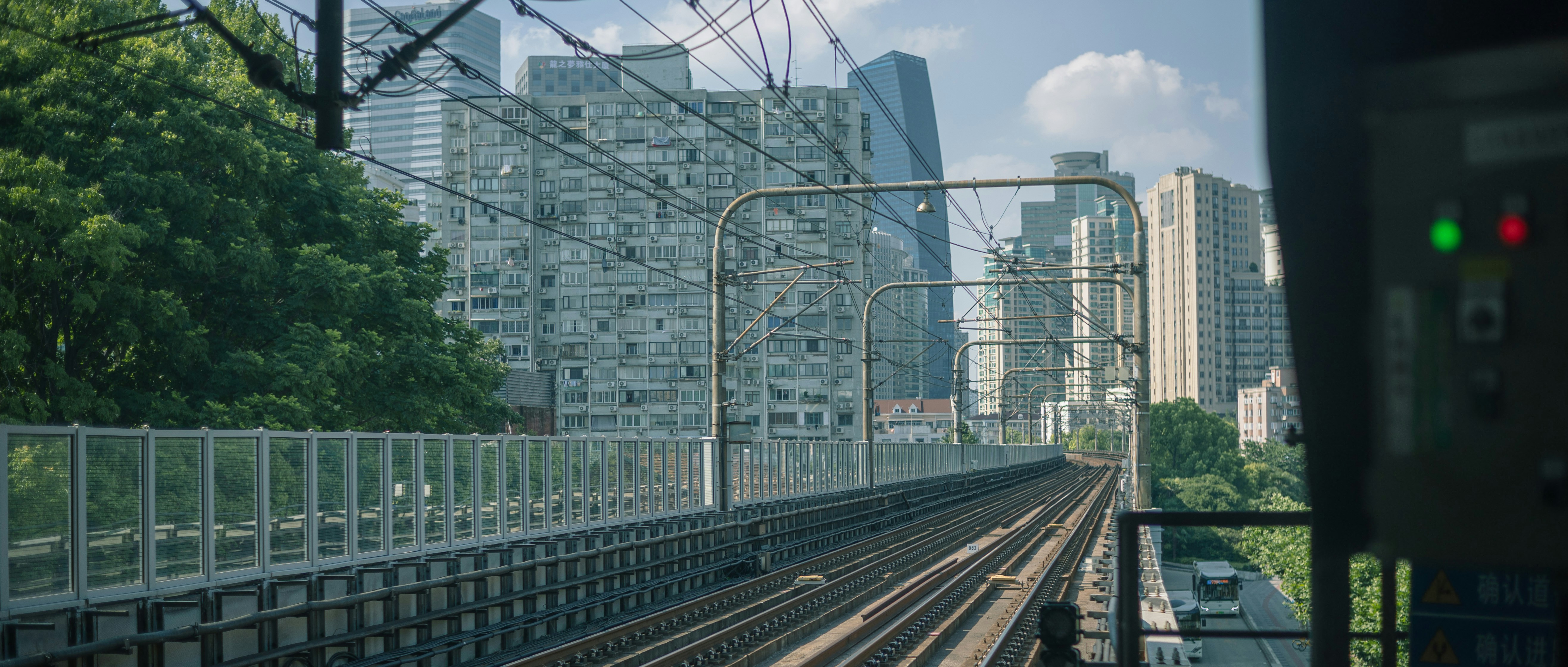 列車は高い建物の前を通り過ぎます。