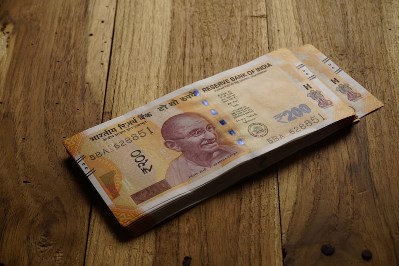 Billetes en mesa de madera