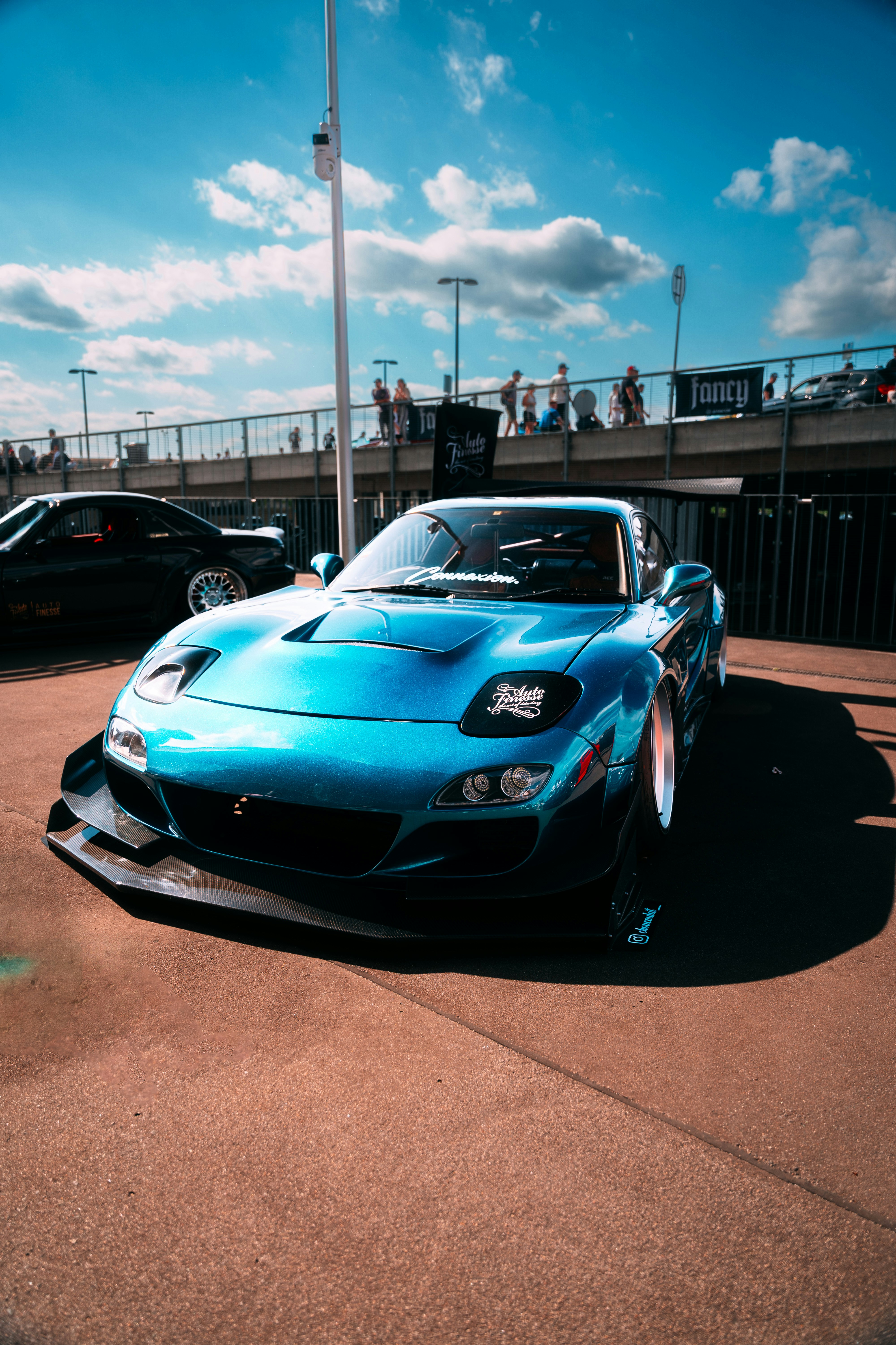 晴れた日には青いスポーツカーが外に停まっています。