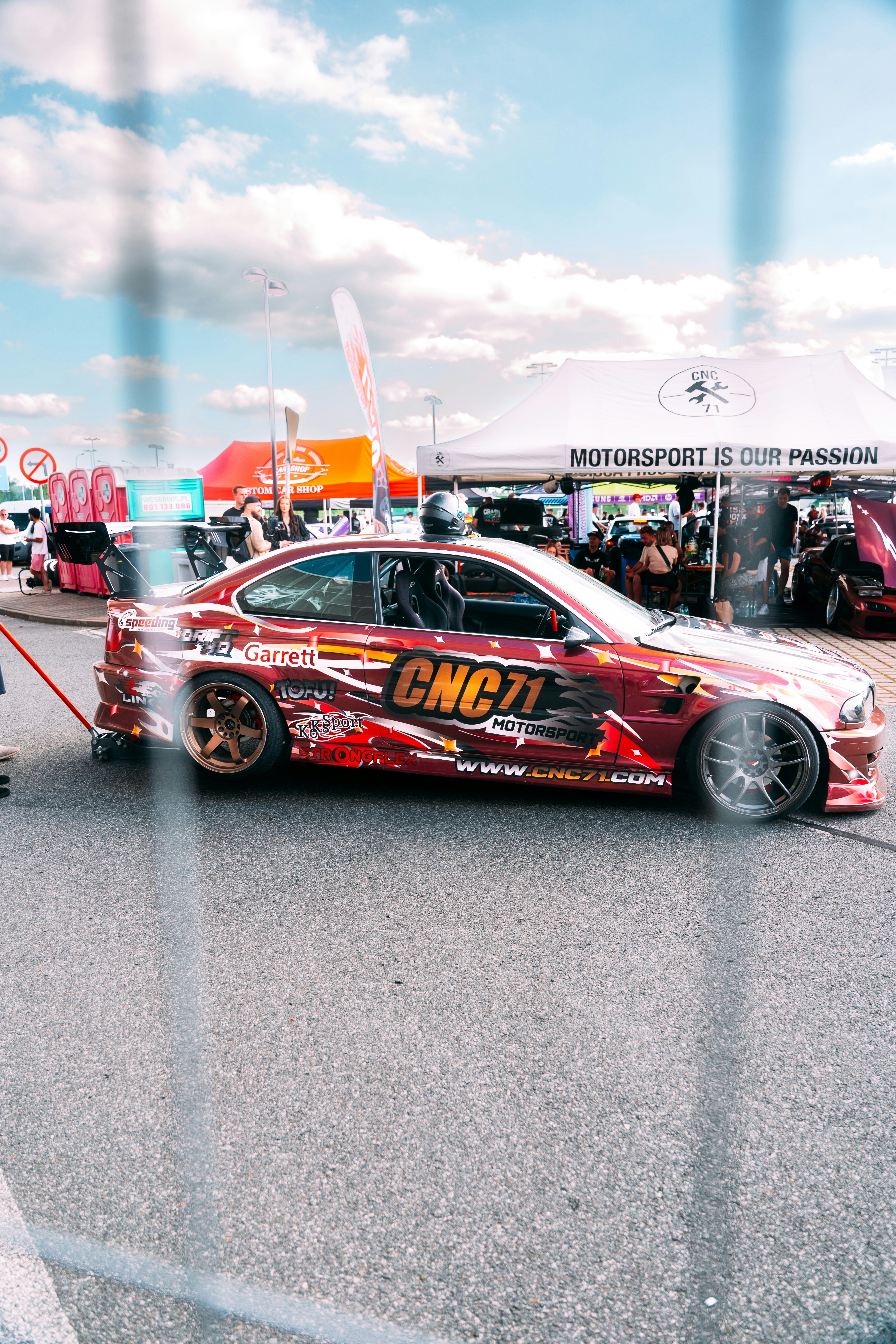 モータースポーツイベントの赤い車。