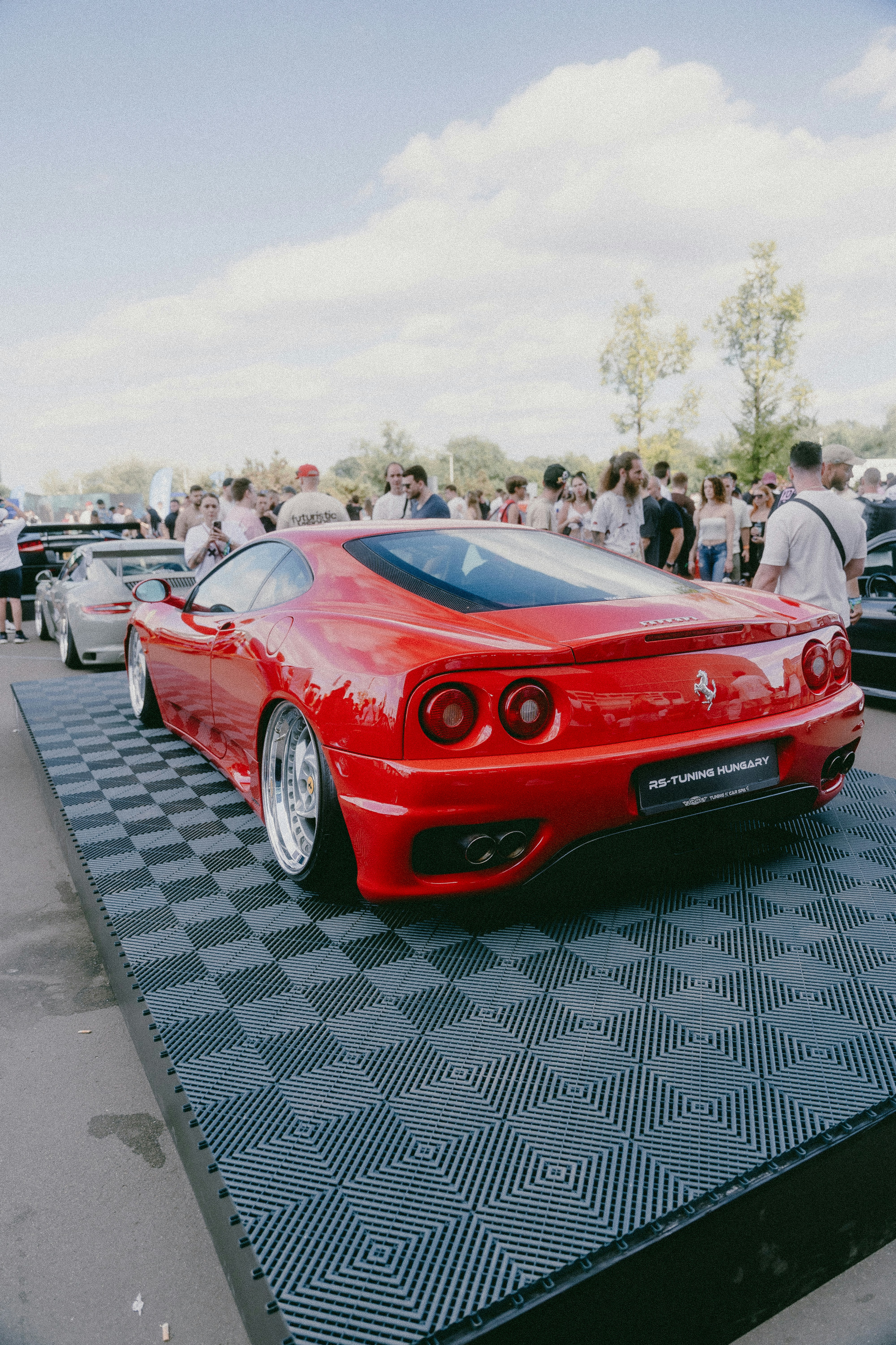 イベントで展示されているピカピカの赤いフェラーリ。