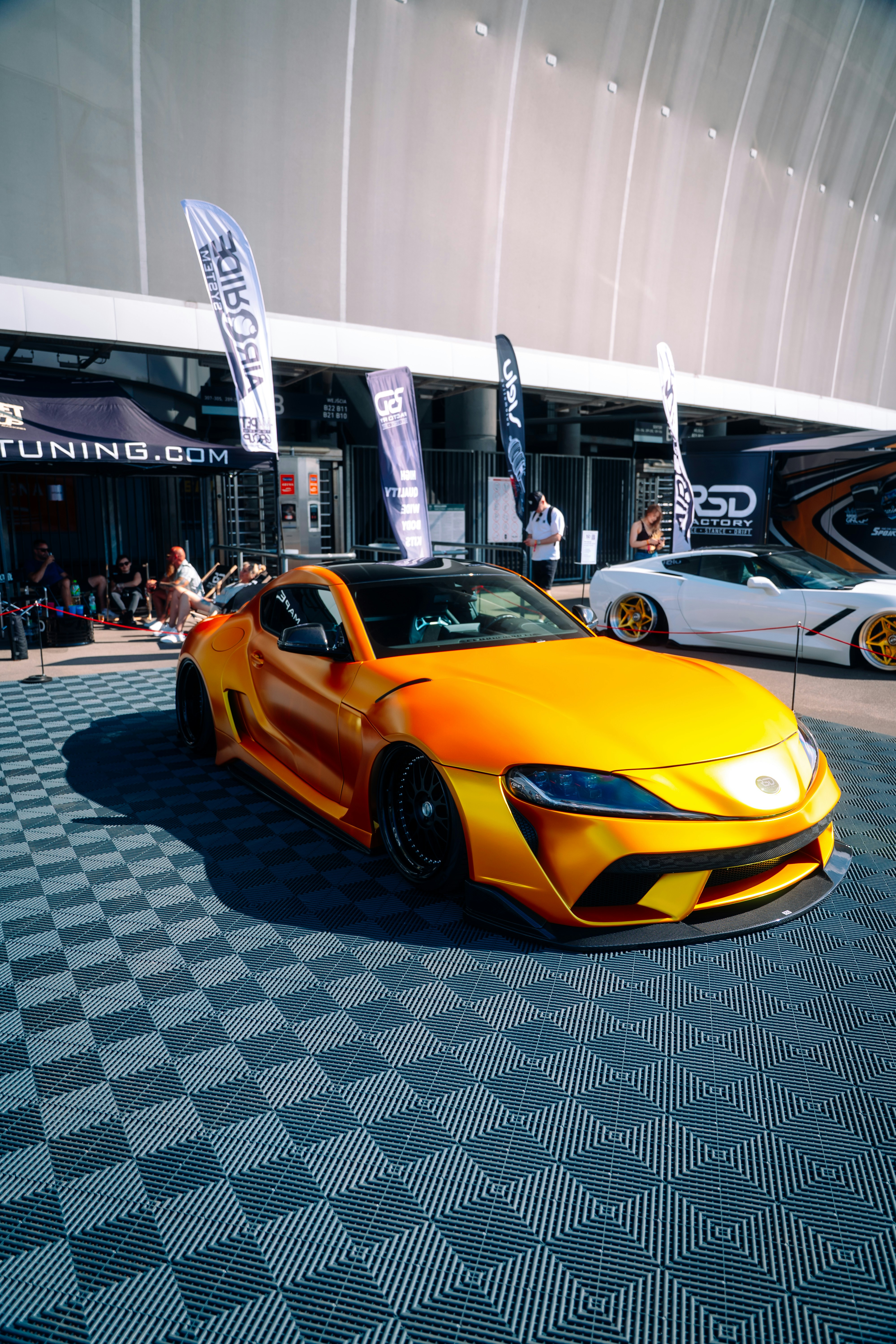 鮮やかな黄色のスポーツカーが駐車されています。