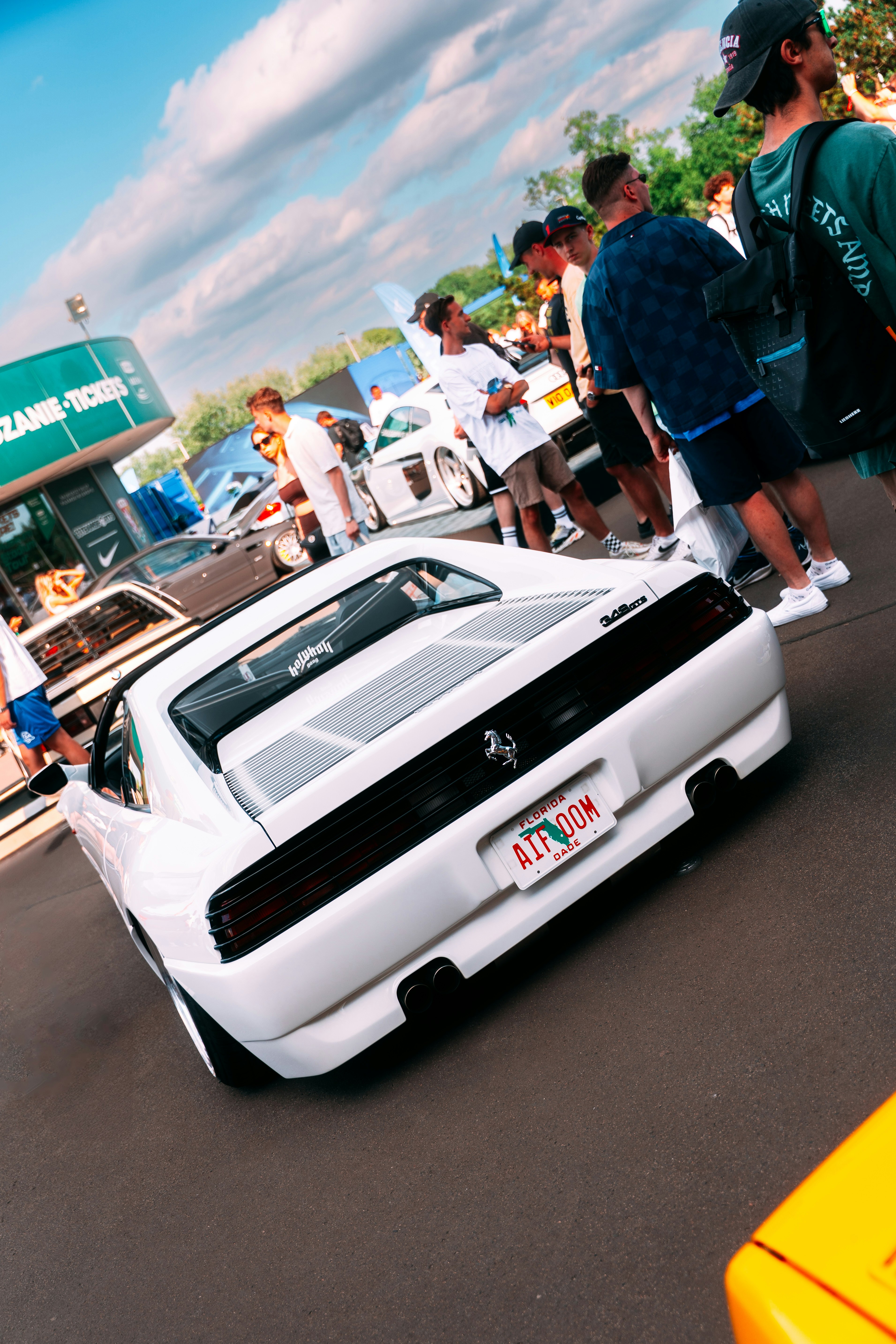 自動車ショーに停められた白いフェラーリ。