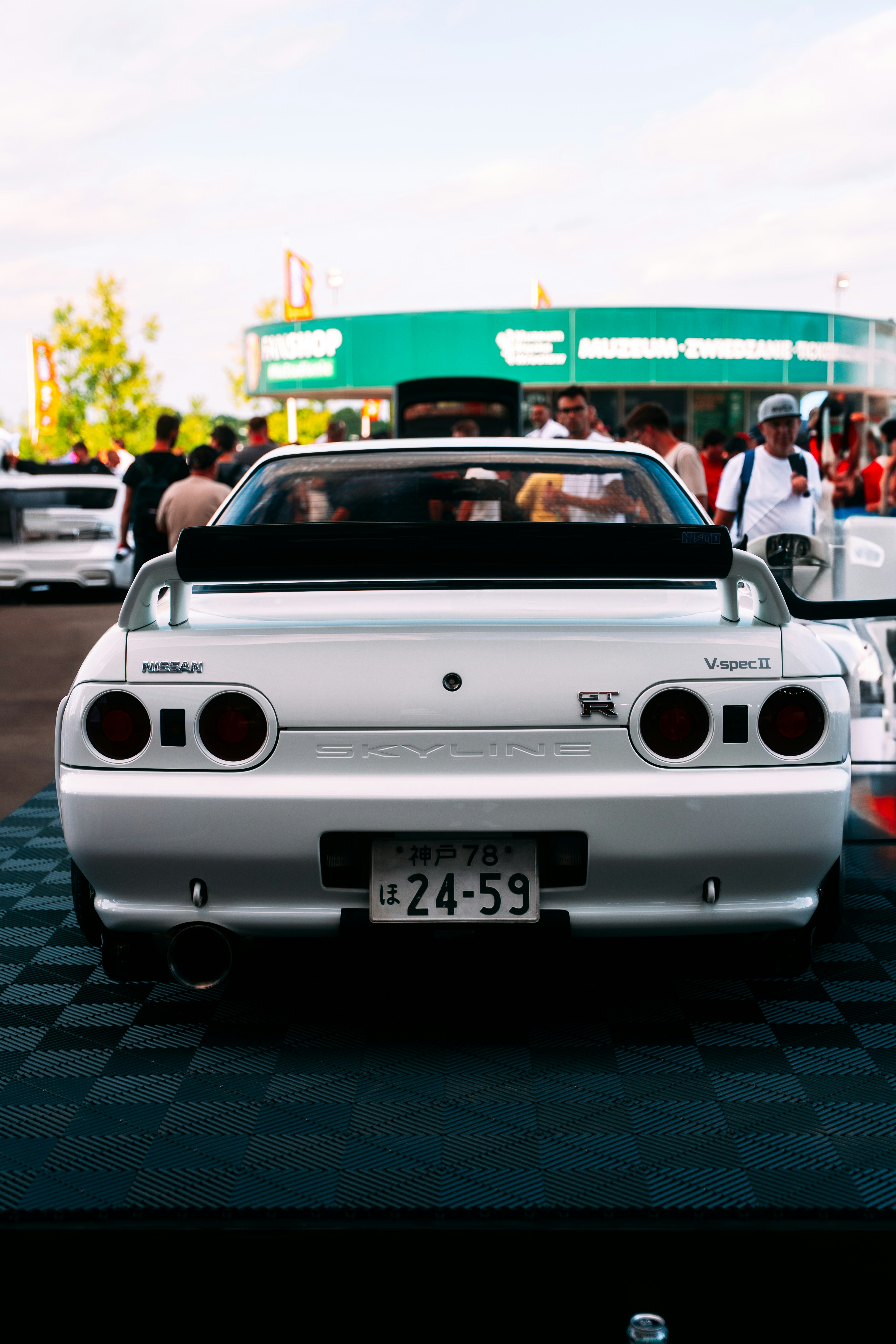 公共の場に駐車されたクラシックな日産のスカイラインr32。