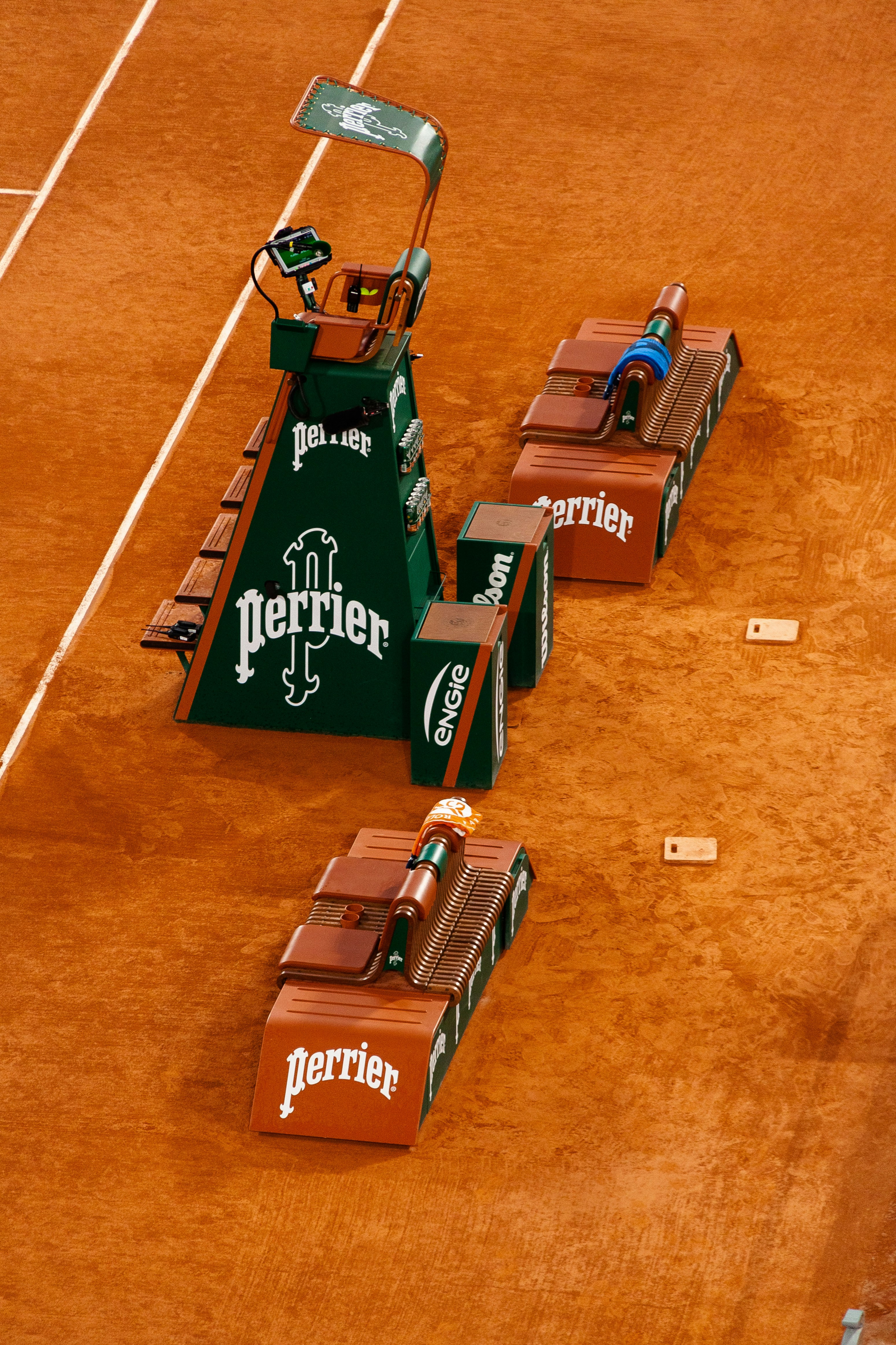 Un court de tennis, une chaise d’arbitre et des porte-balles.