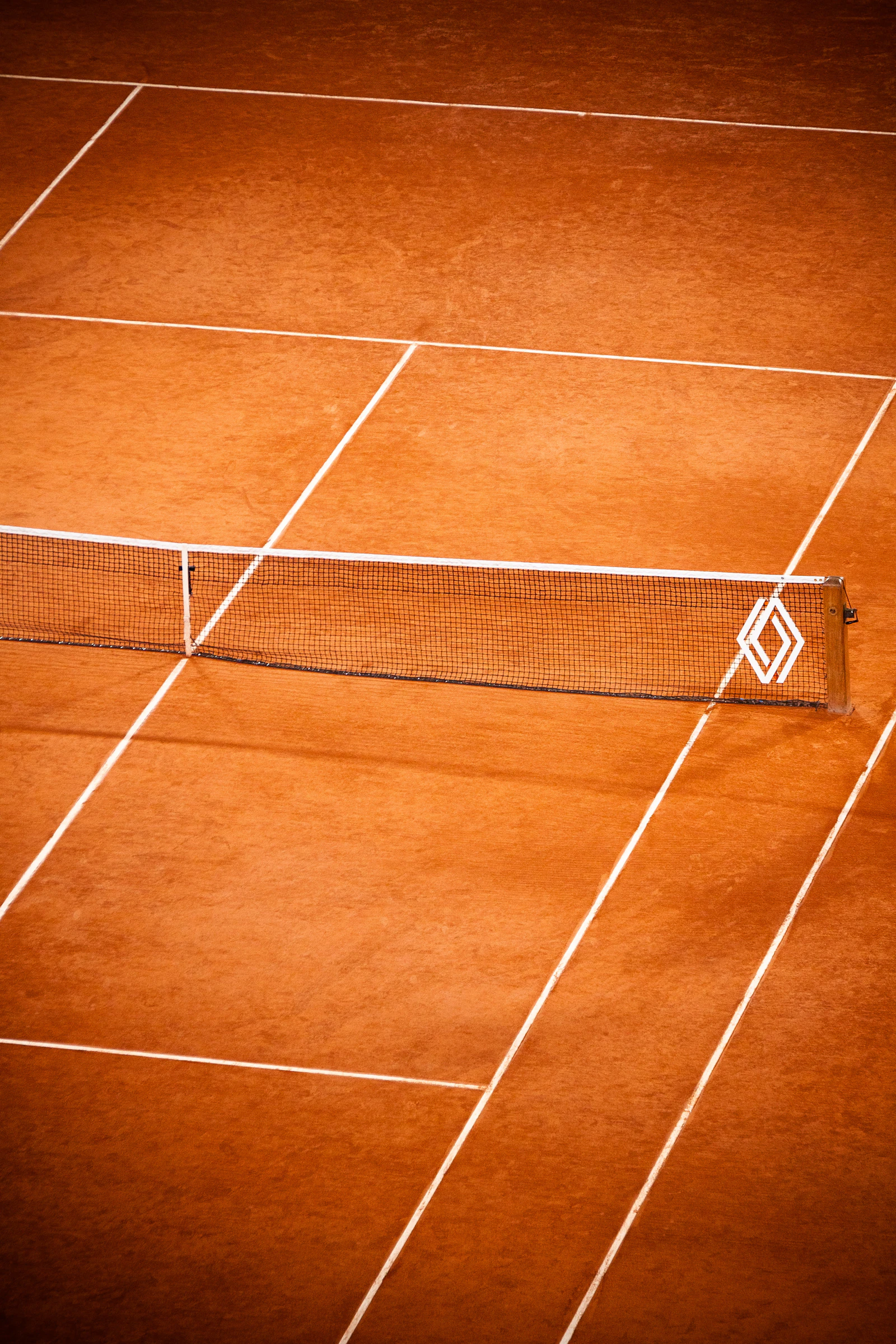Sandplatz mit Tennisnetz im Stadion