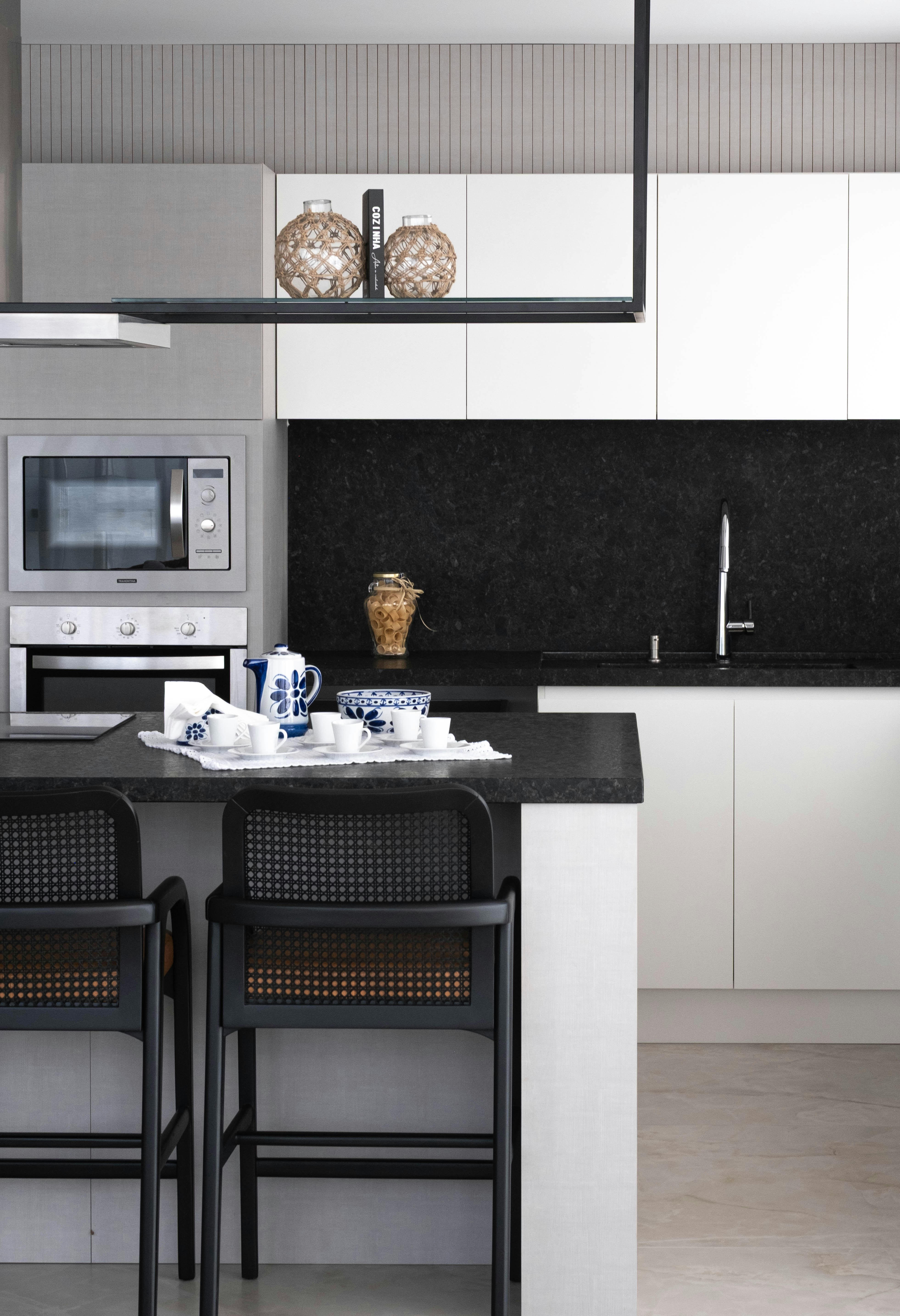 black white kitchen wallpaper, wallpaper, Black and White Small Kitchen: Bright & Airy Ideas 6