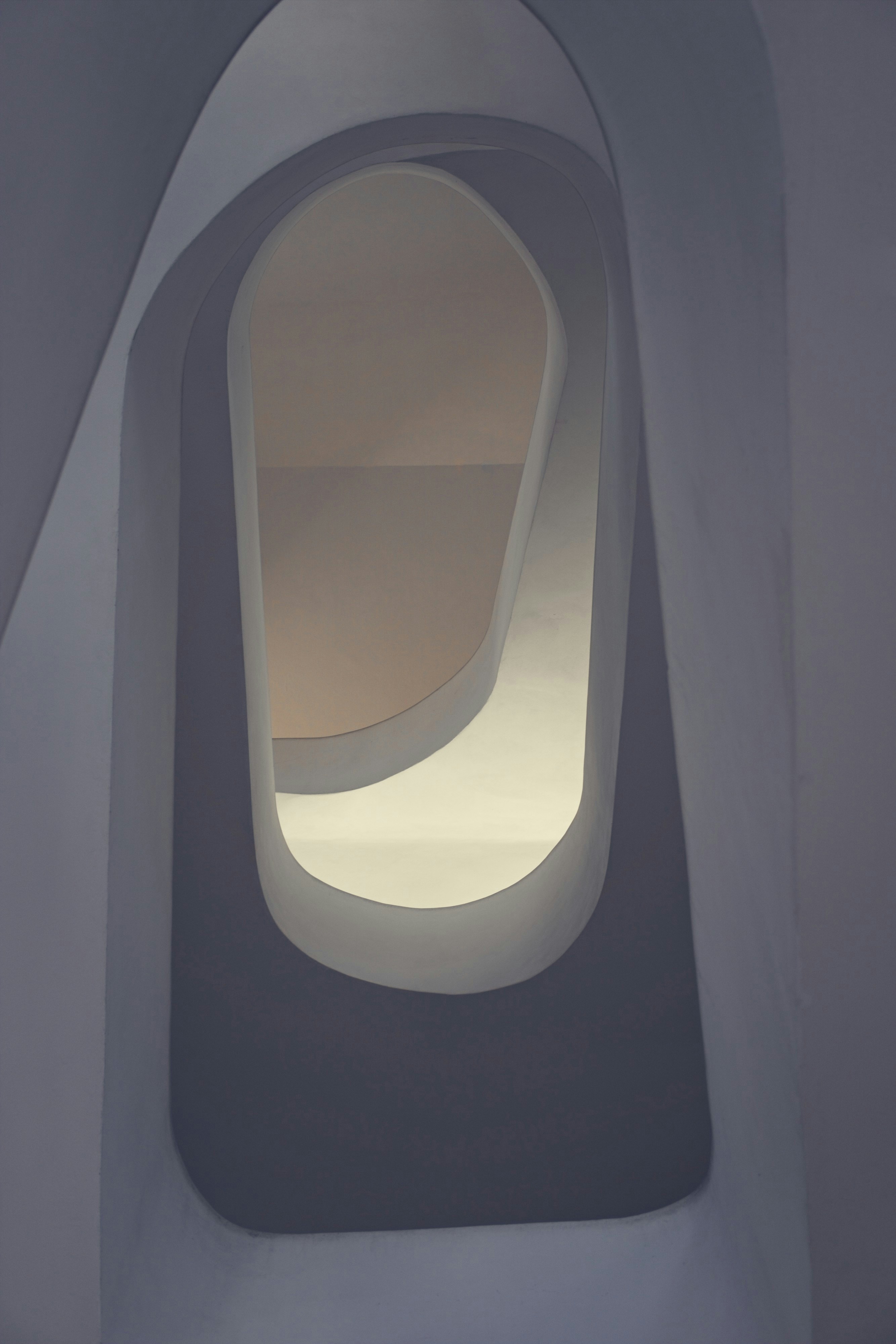 Bentuk arsitektur abstrak menciptakan ruang yang mengalir dan dipenuhi cahaya.