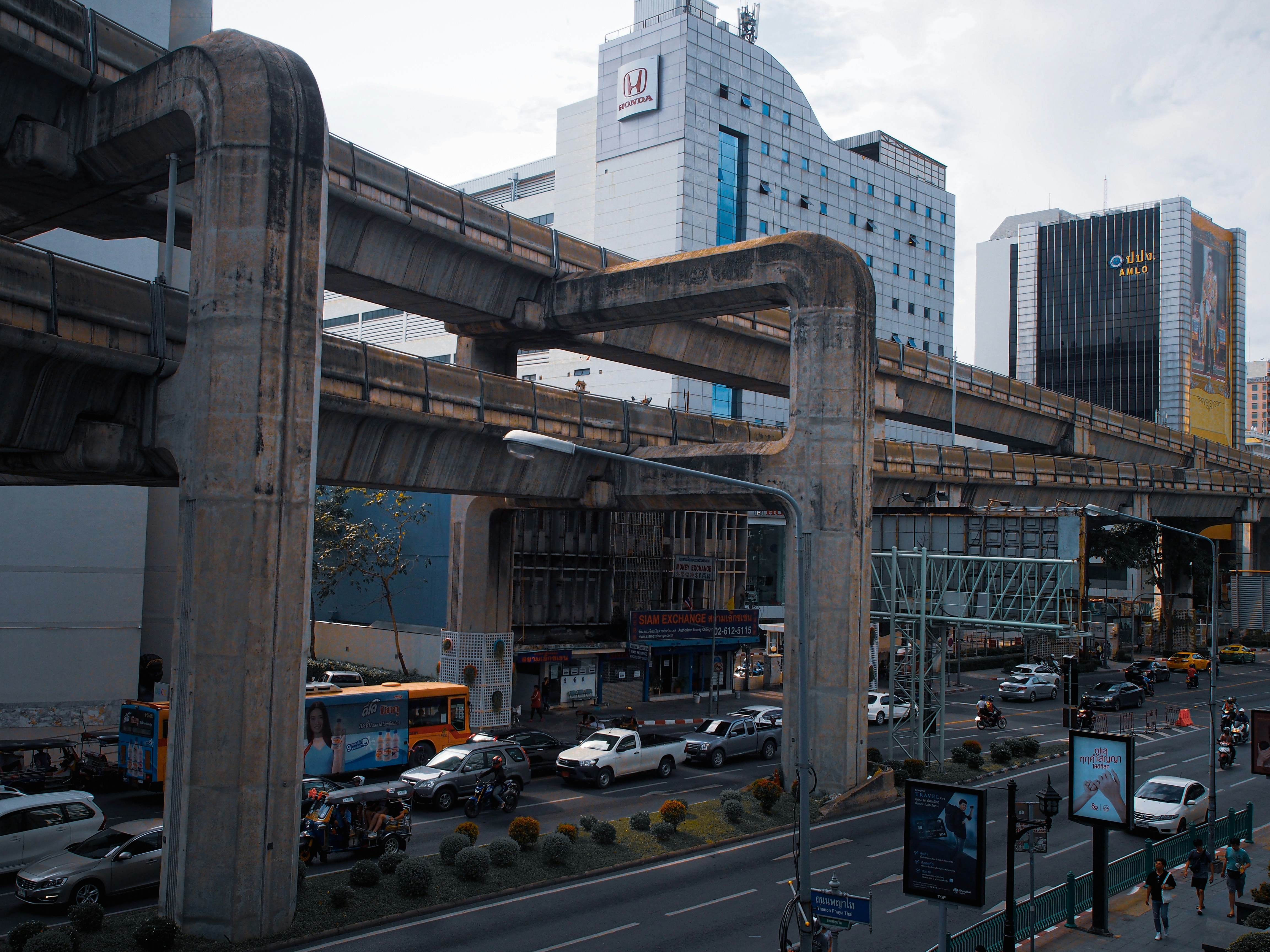 Eine Hochbahnstrecke führt durch eine Stadt.