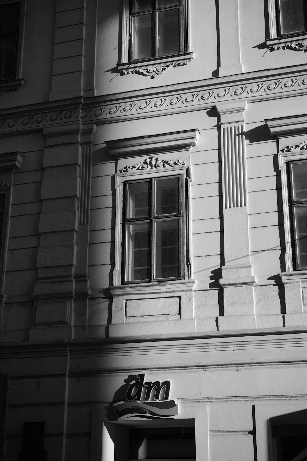 Fachada geométrica en blanco y negro, segunda imagen de portada de ANNEX