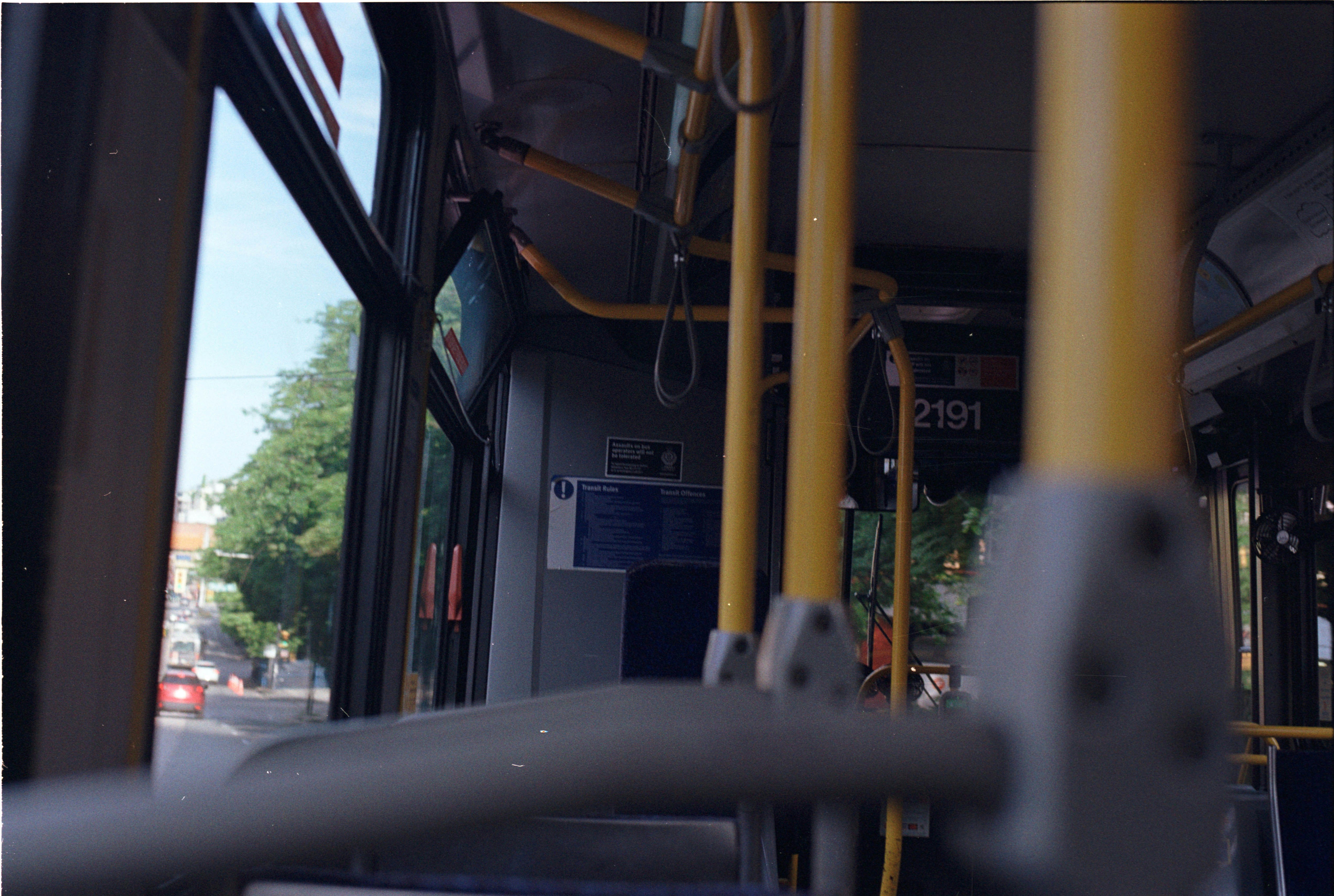 Dentro de um ônibus, olhando pela janela.