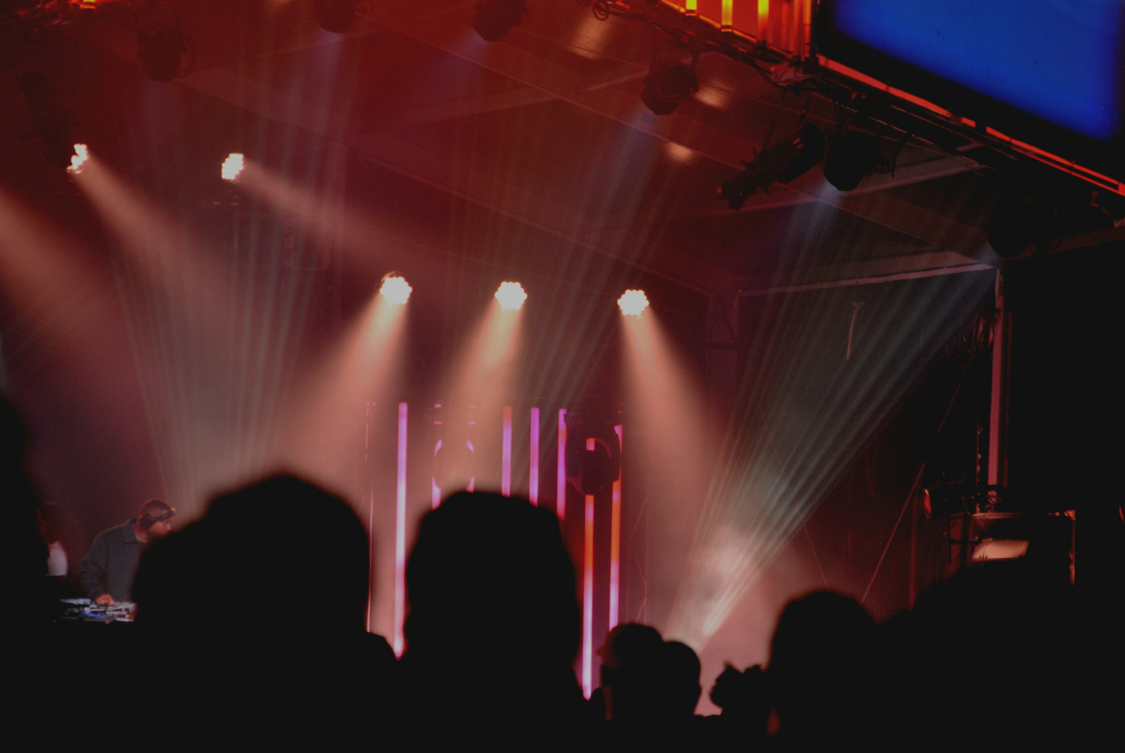 gray computer monitor