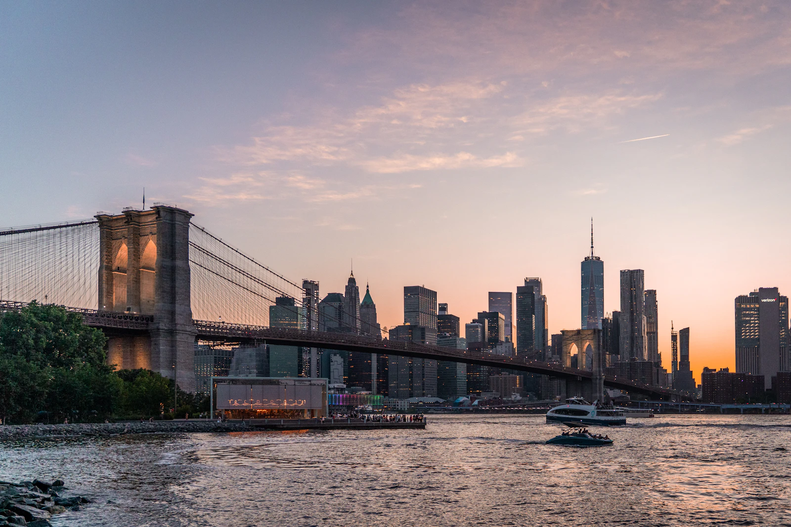 Pont de Brooklyn et skyline de Manhattan au coucher du soleil