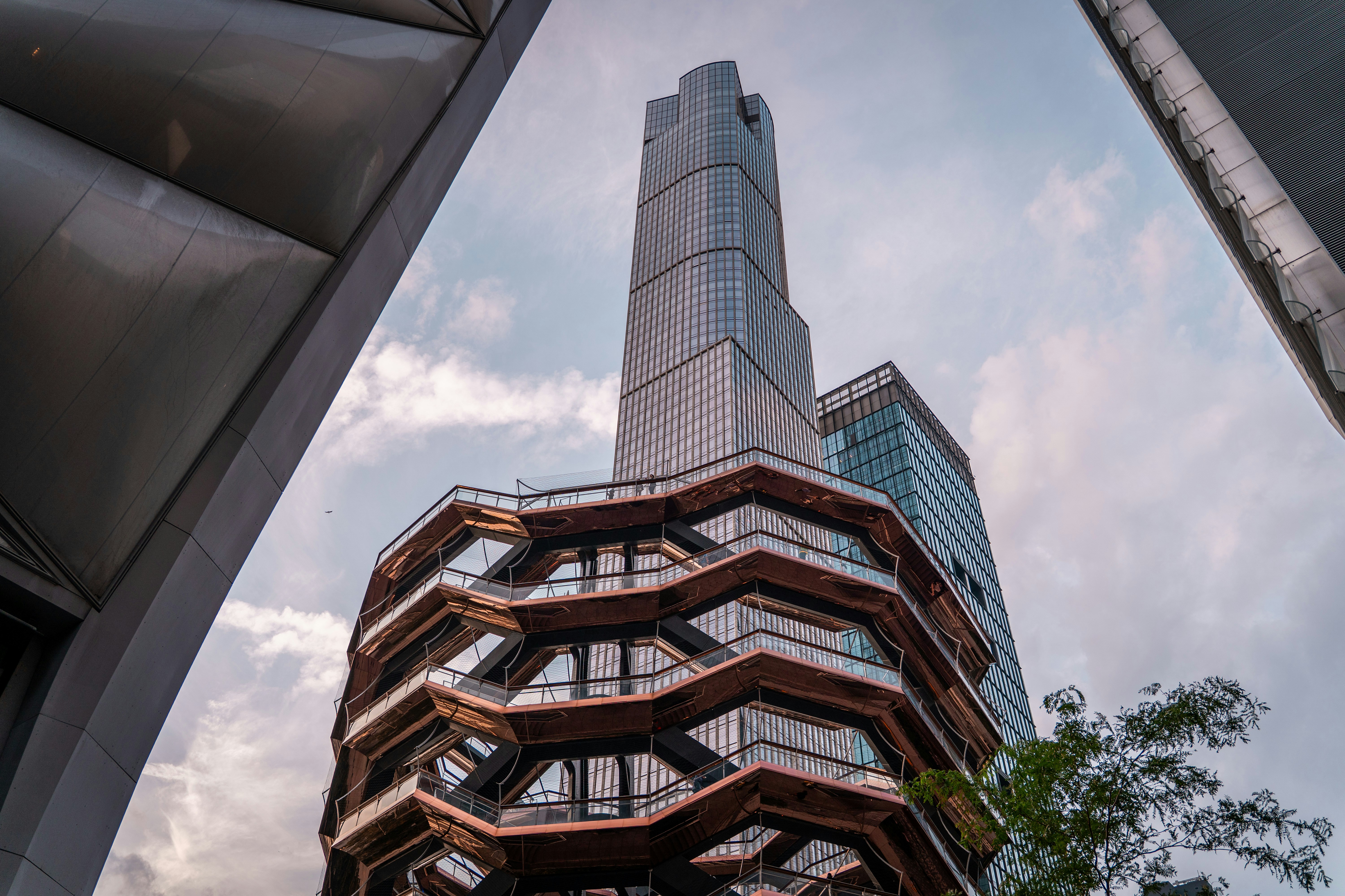 Una torre unica a New York City si erge alta.