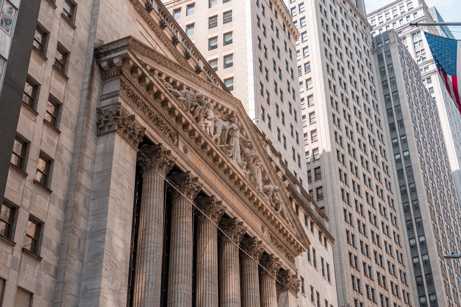 Wall Street Pulls Back From Record 7,800 Crossing, but S&P 500 Notches Third Straight Winning Week