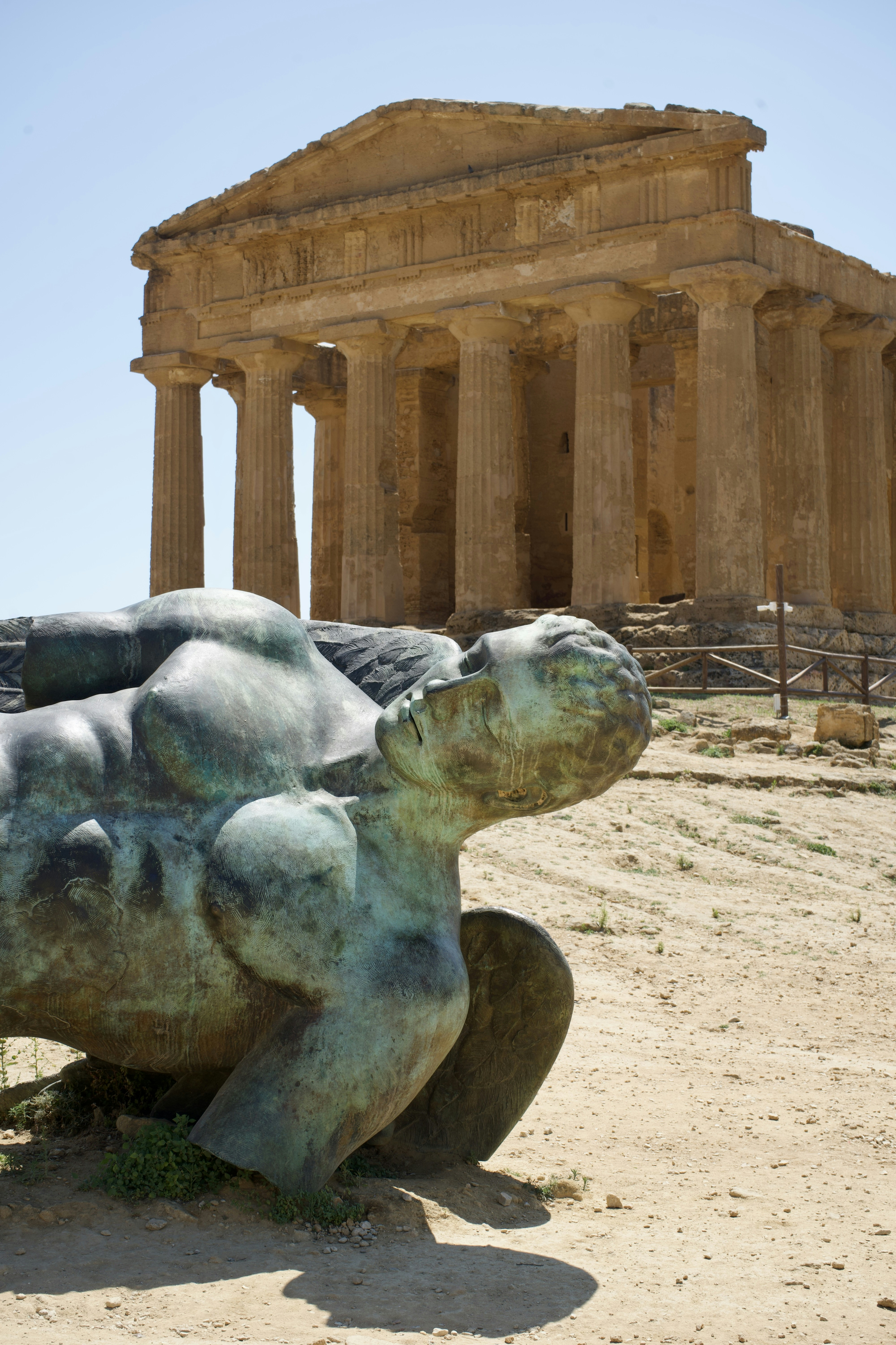 Una scultura e un antico tempio greco.