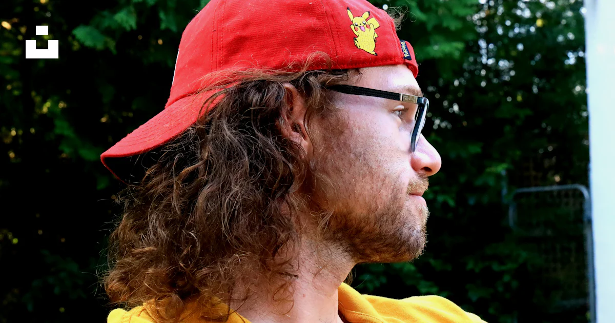 A man wears a red hat and glasses. photo โ Free Man Image on Unsplash