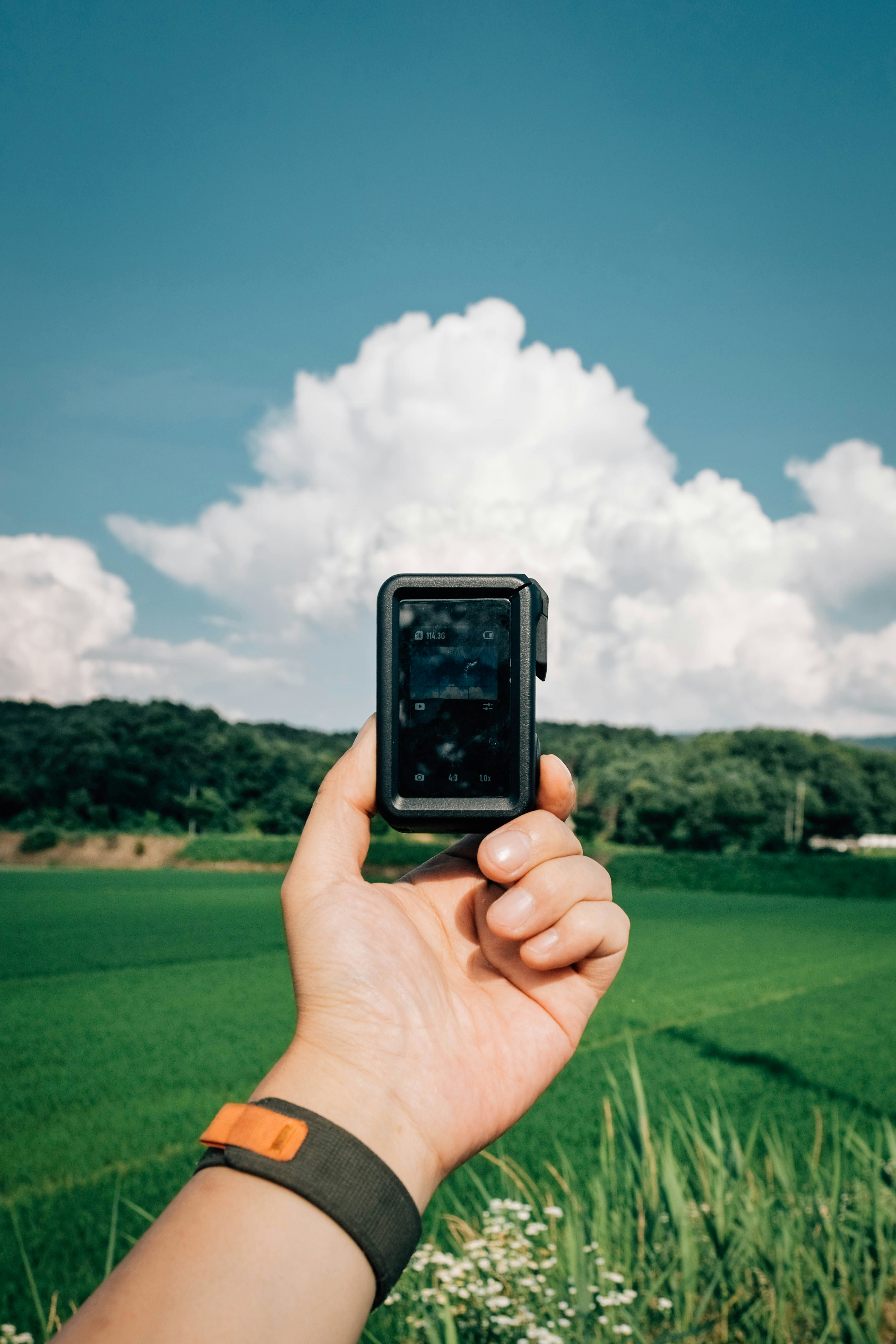 Best Satellite Phones & Communicators for Off-Grid (2026)