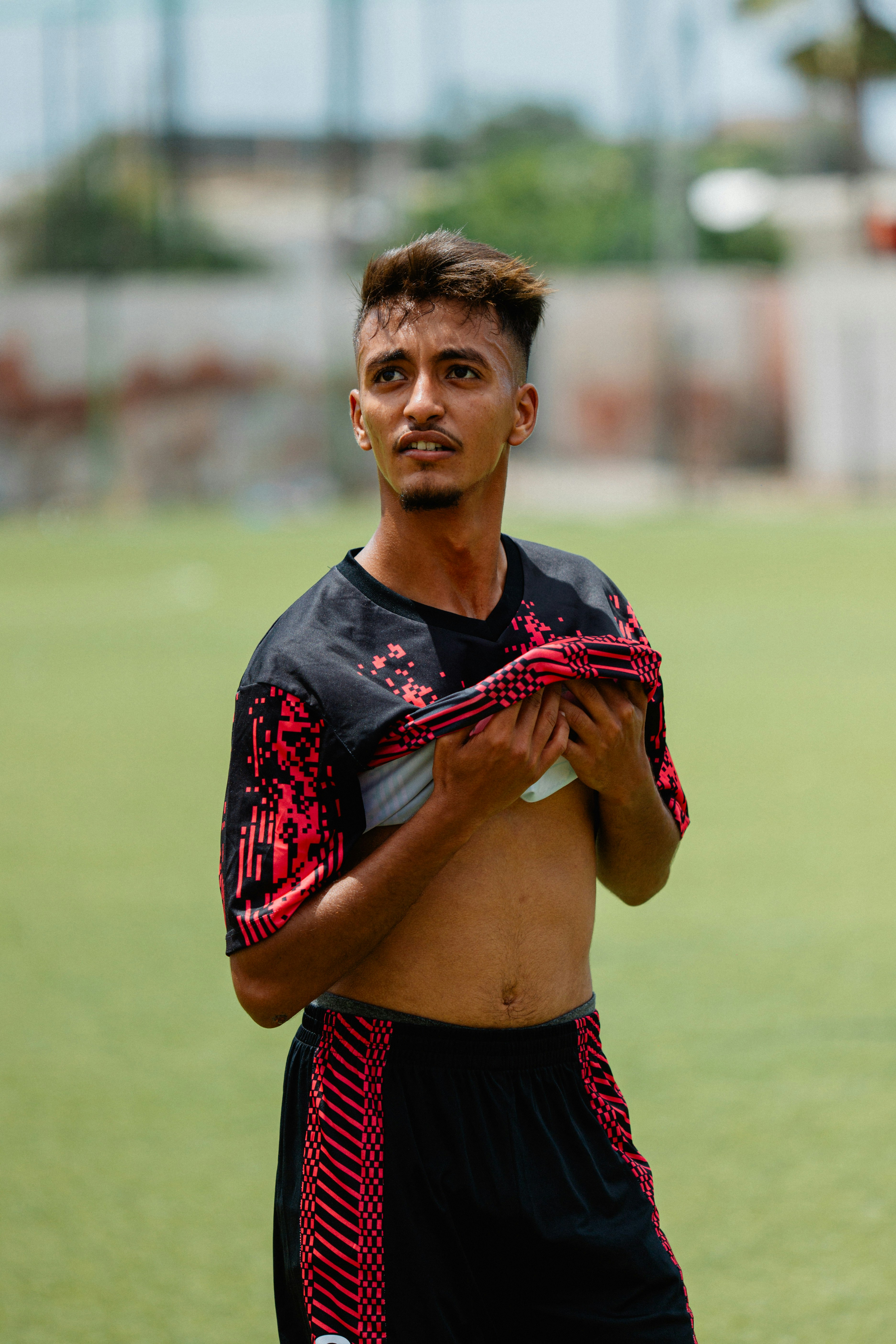 Pemain sepak bola istirahat, melihat ke atas.