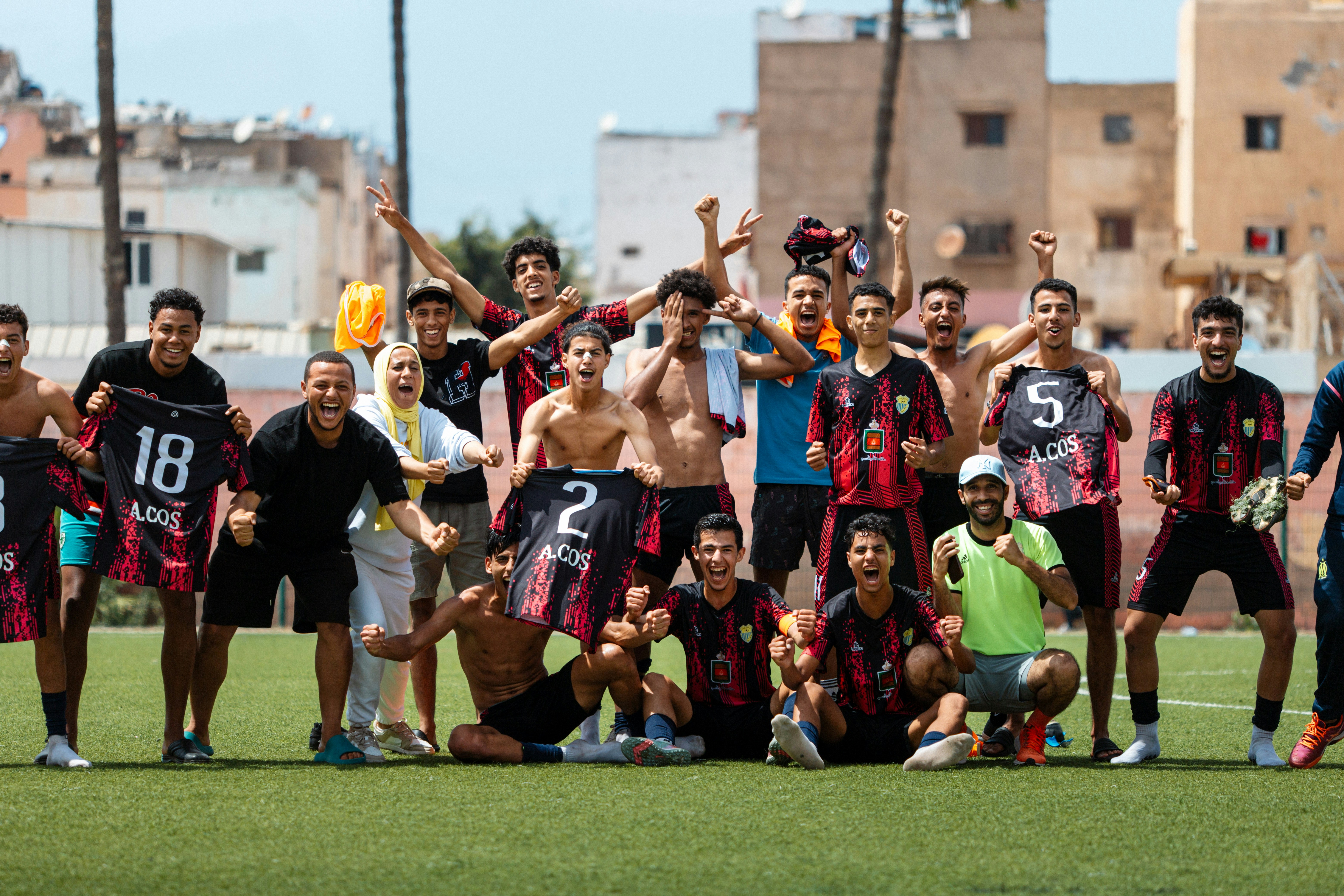 Personas observando resultados proyectados en una pantalla grande