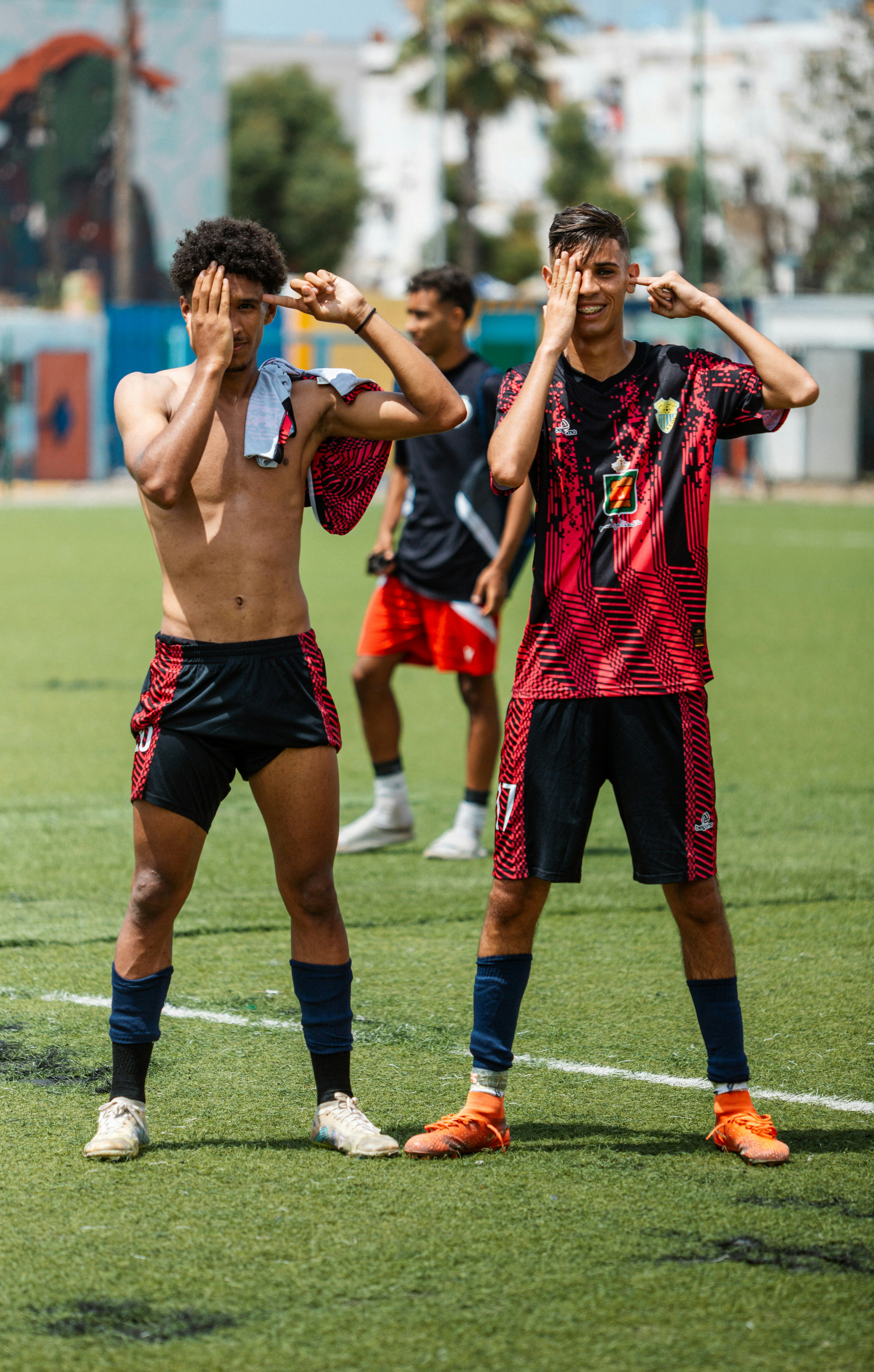 Pemain sepak bola berpose di lapangan.