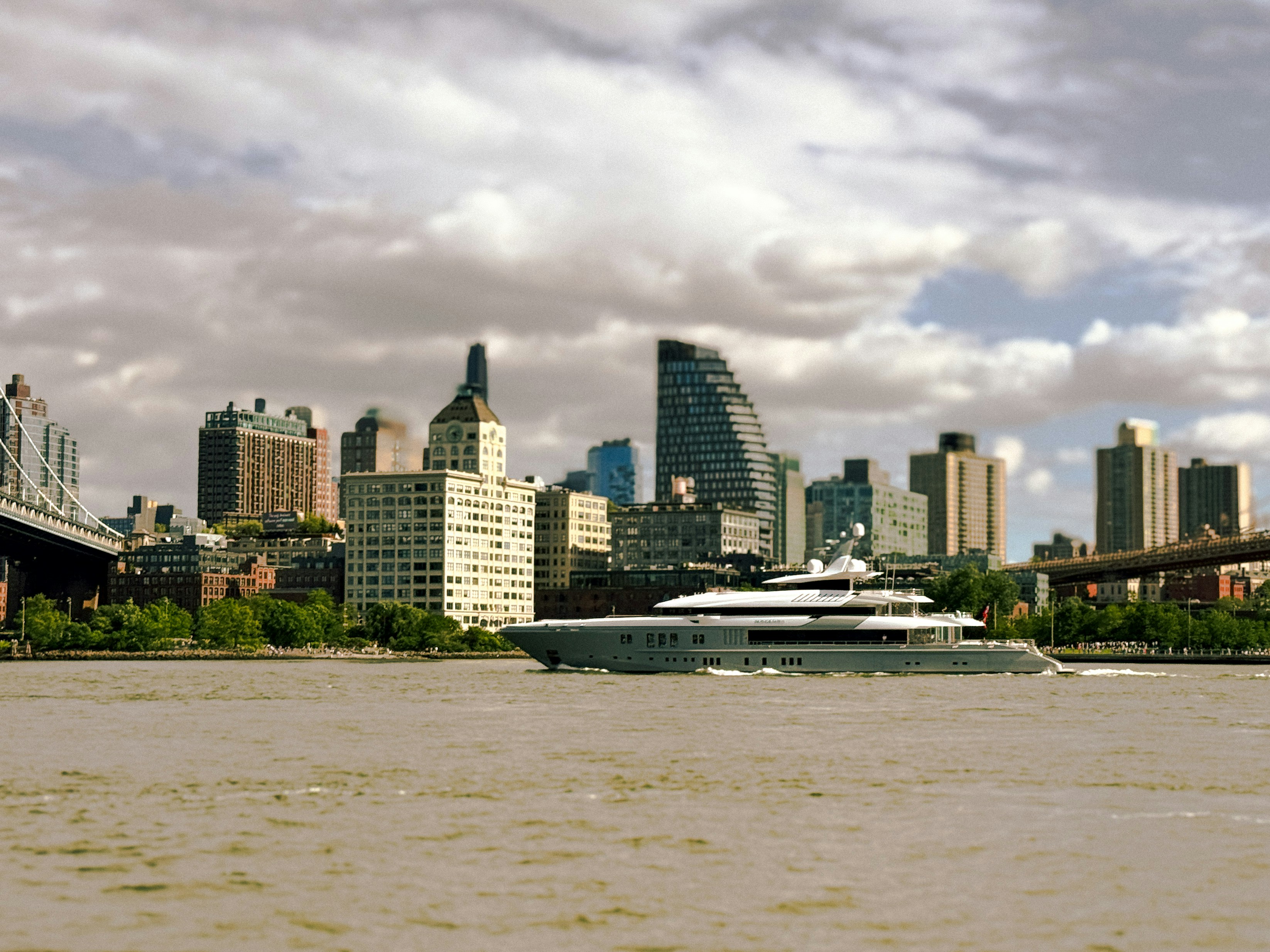 Uno yacht naviga vicino allo skyline di una città.