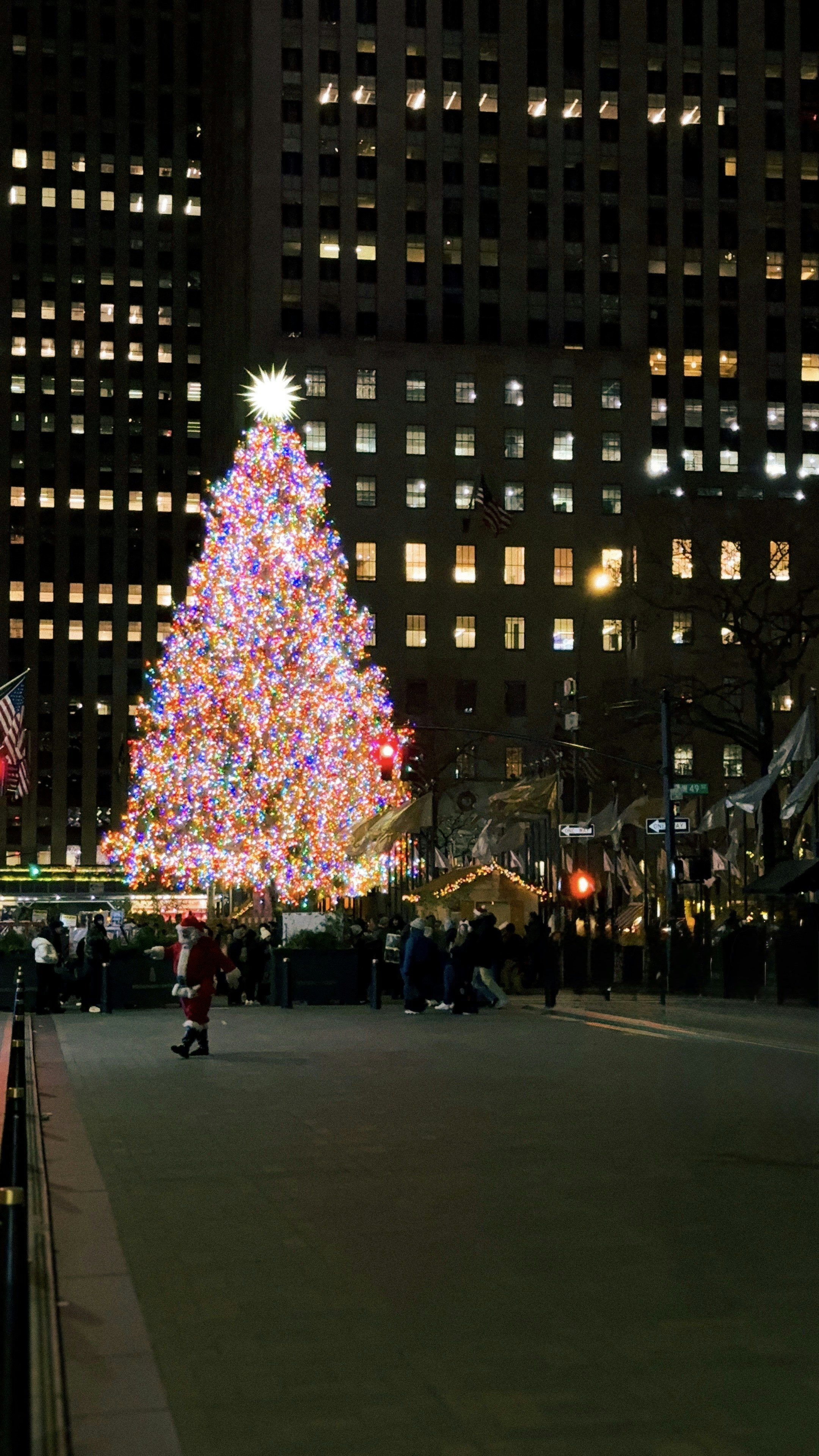 Albero di Natale nel Rockefeller Center di notte.