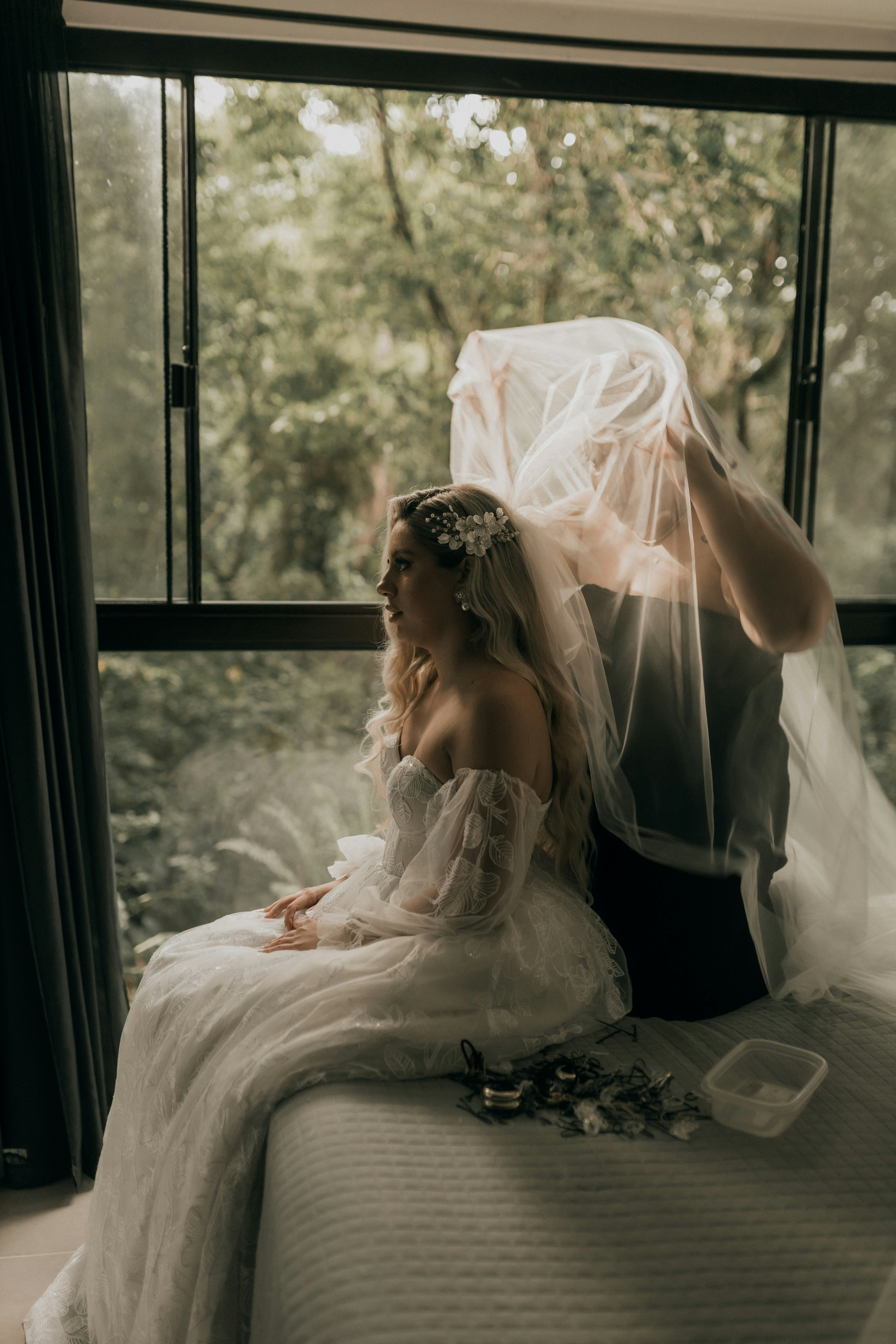 Equipo de maquillaje y peinado preparando a la novia