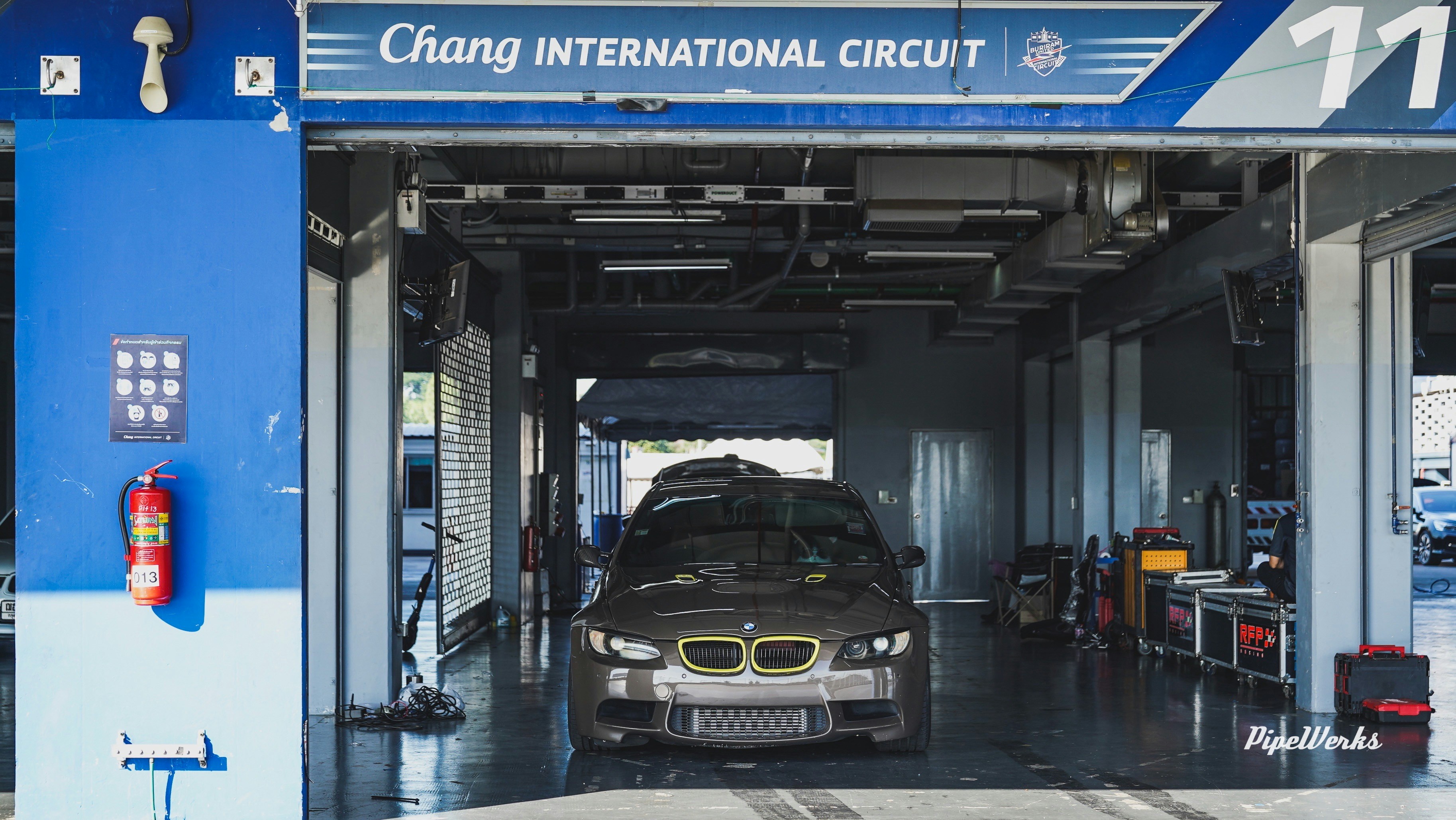 Sebuah BMW sedang dibersihkan di trek balap.