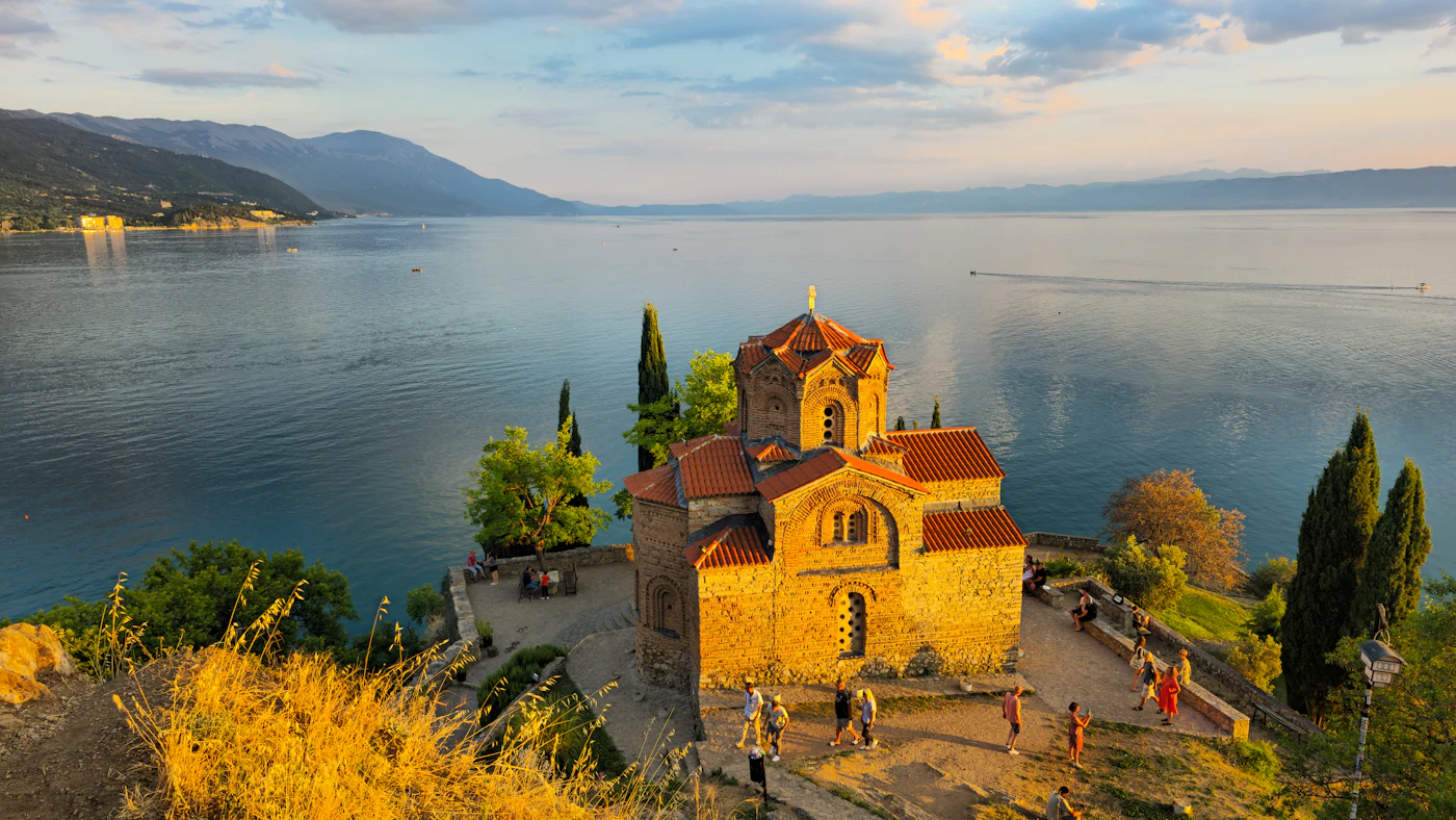 Die Kirche des Heiligen Johannes von Kaneo hoch über dem Ohrid-See