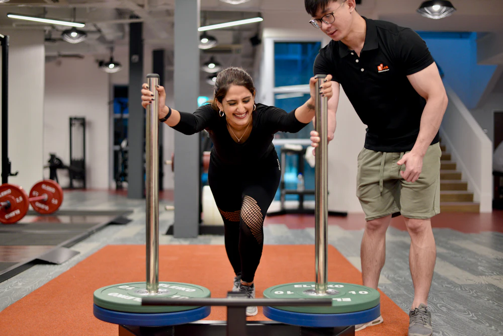 Lachend trainen met begeleiding van een trainer