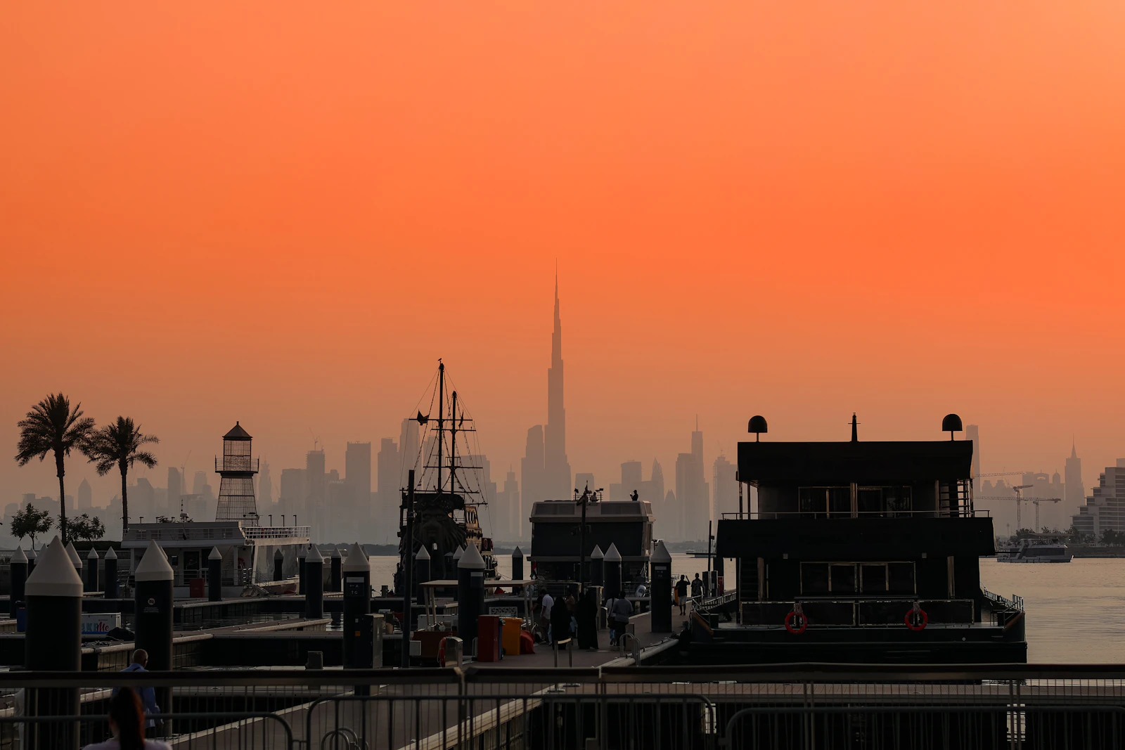 Силуэт Дубая на закате