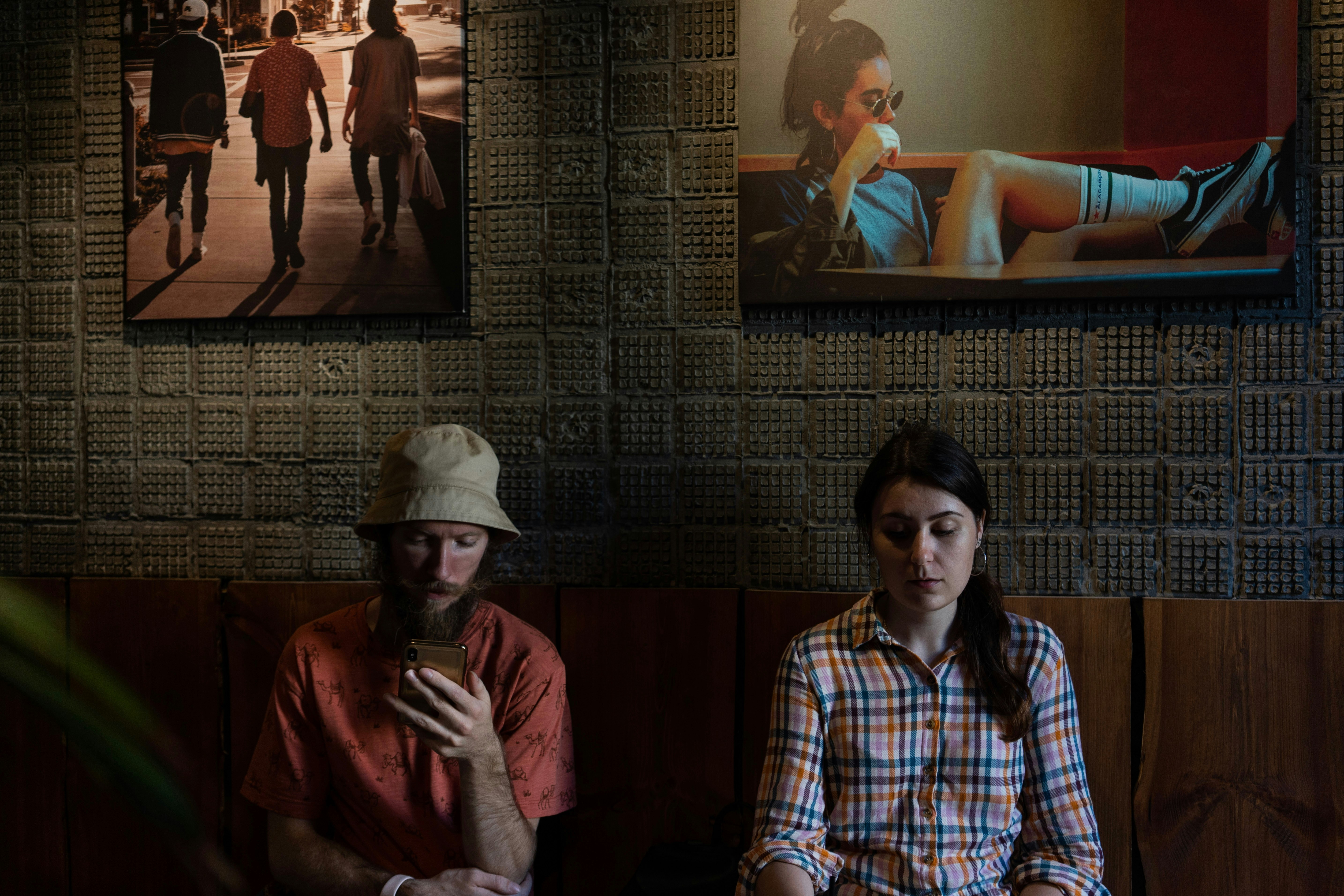 Due persone si siedono davanti all'opera d'arte.