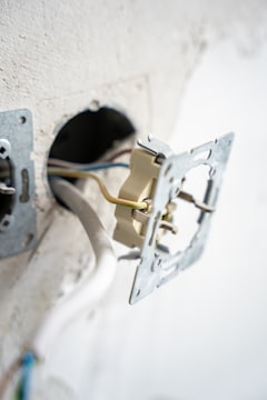 Elektroinstalace — rozvody kabelů ve zdi během hrubé stavby