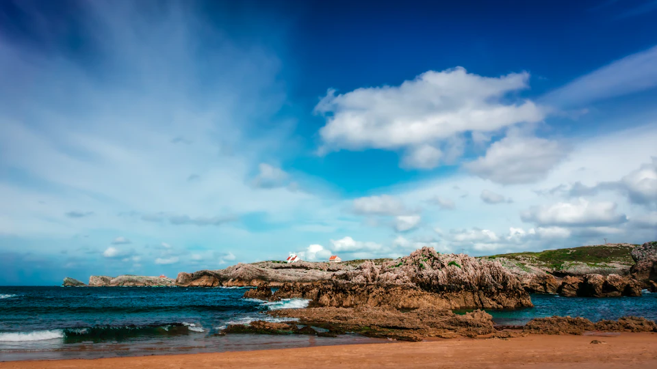 Côte rocheuse et ciel bleu à Santander, en Cantabrie