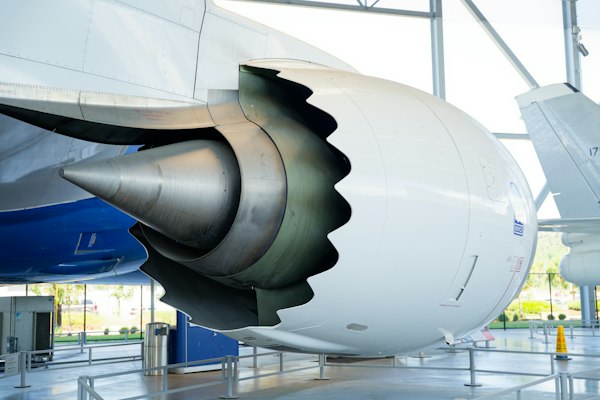 Motor de avión con vista en corte que muestra su ingeniería, escenario del marketing digital para industria aeroespacial