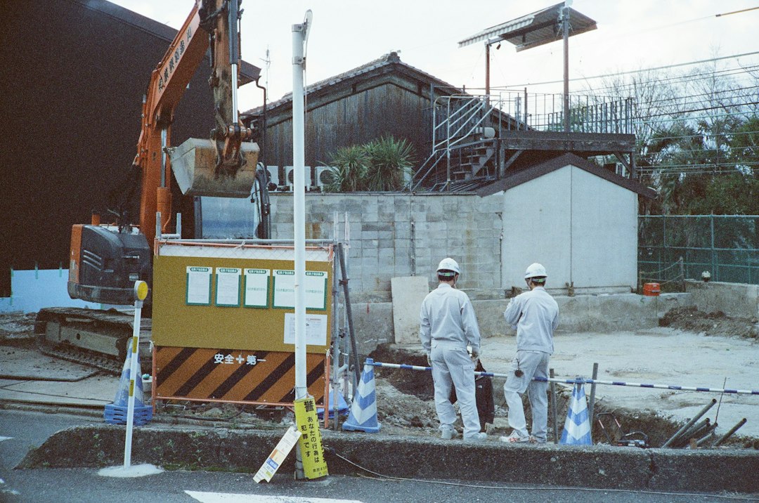 Workers constructing or maintaining a hydropower facility - benefits of hydropower plant Workers constructing or maintaining a hydropower facility - benefits of hydropower plant