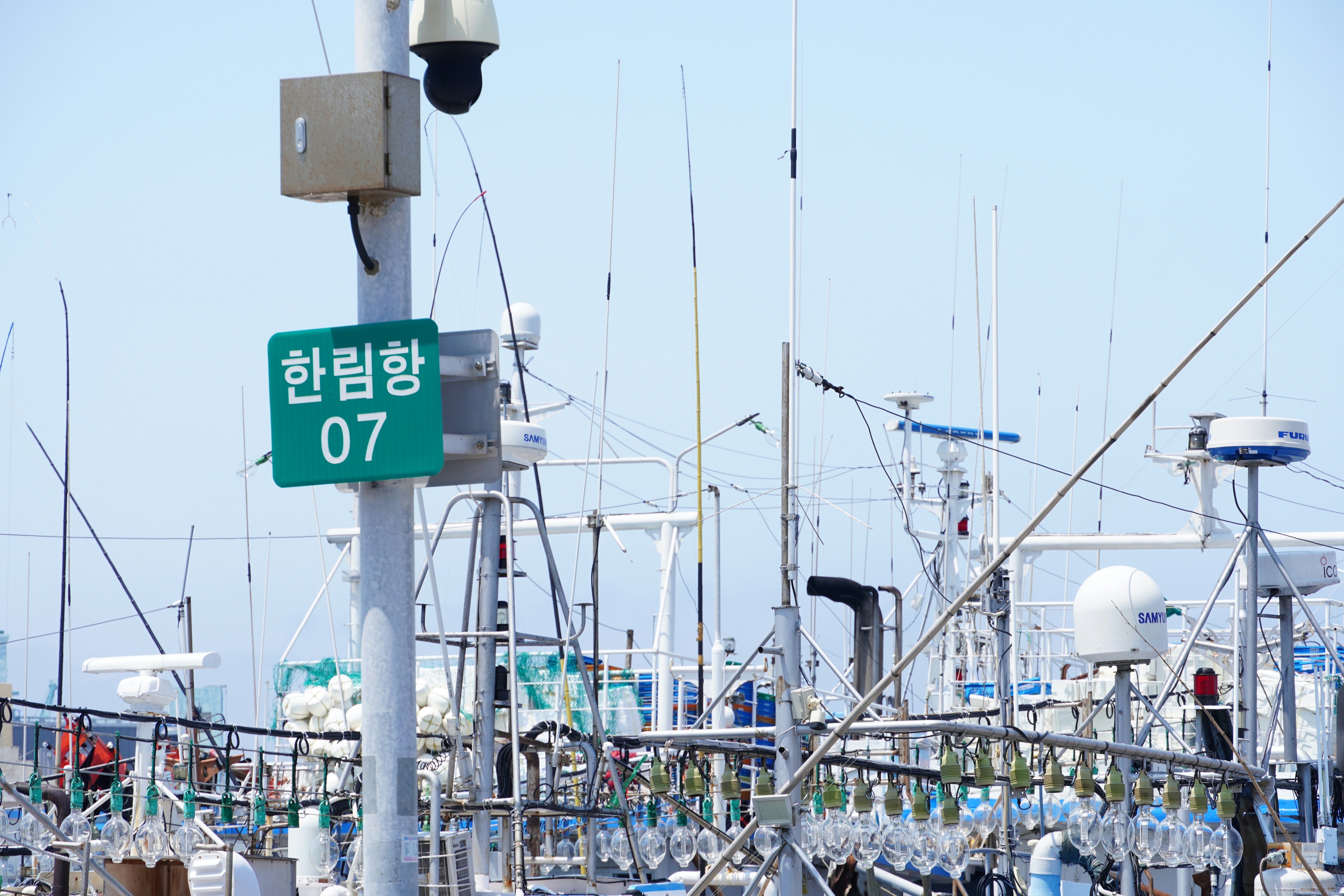 Harbor sign indicates "07" and korean writing.
