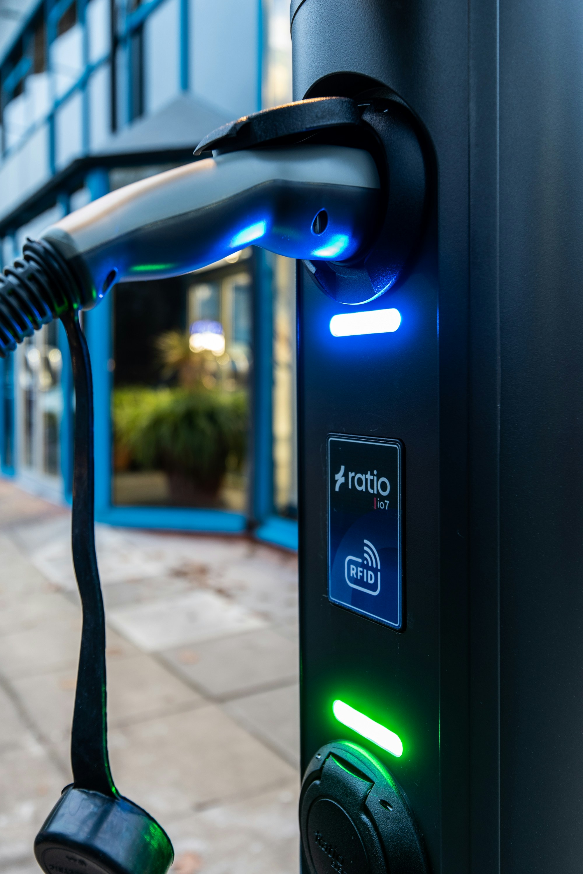 Una estación de carga de vehículos eléctricos lista para usar.