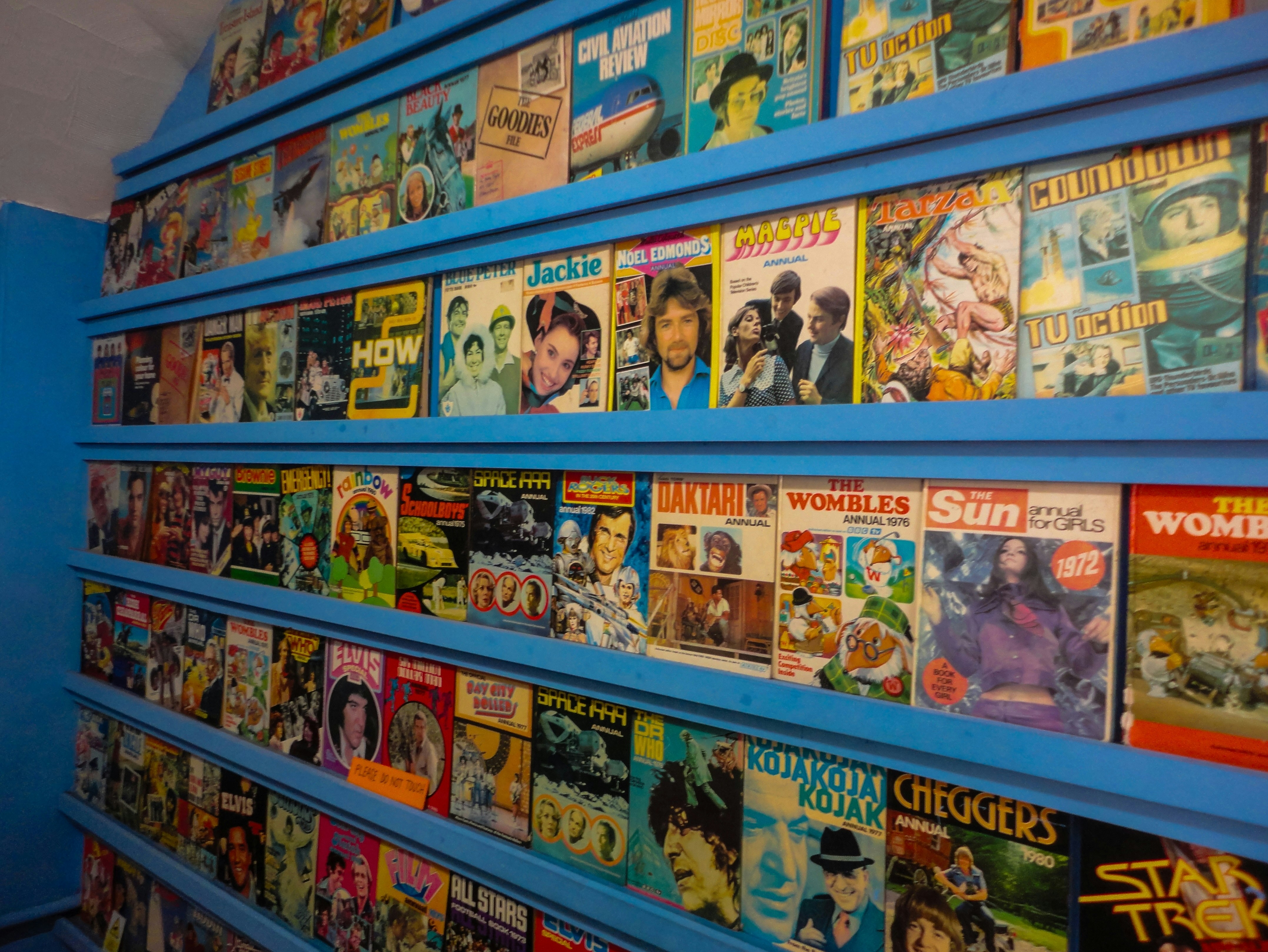 Gli scaffali sono pieni di una vasta collezione di fumetti.
