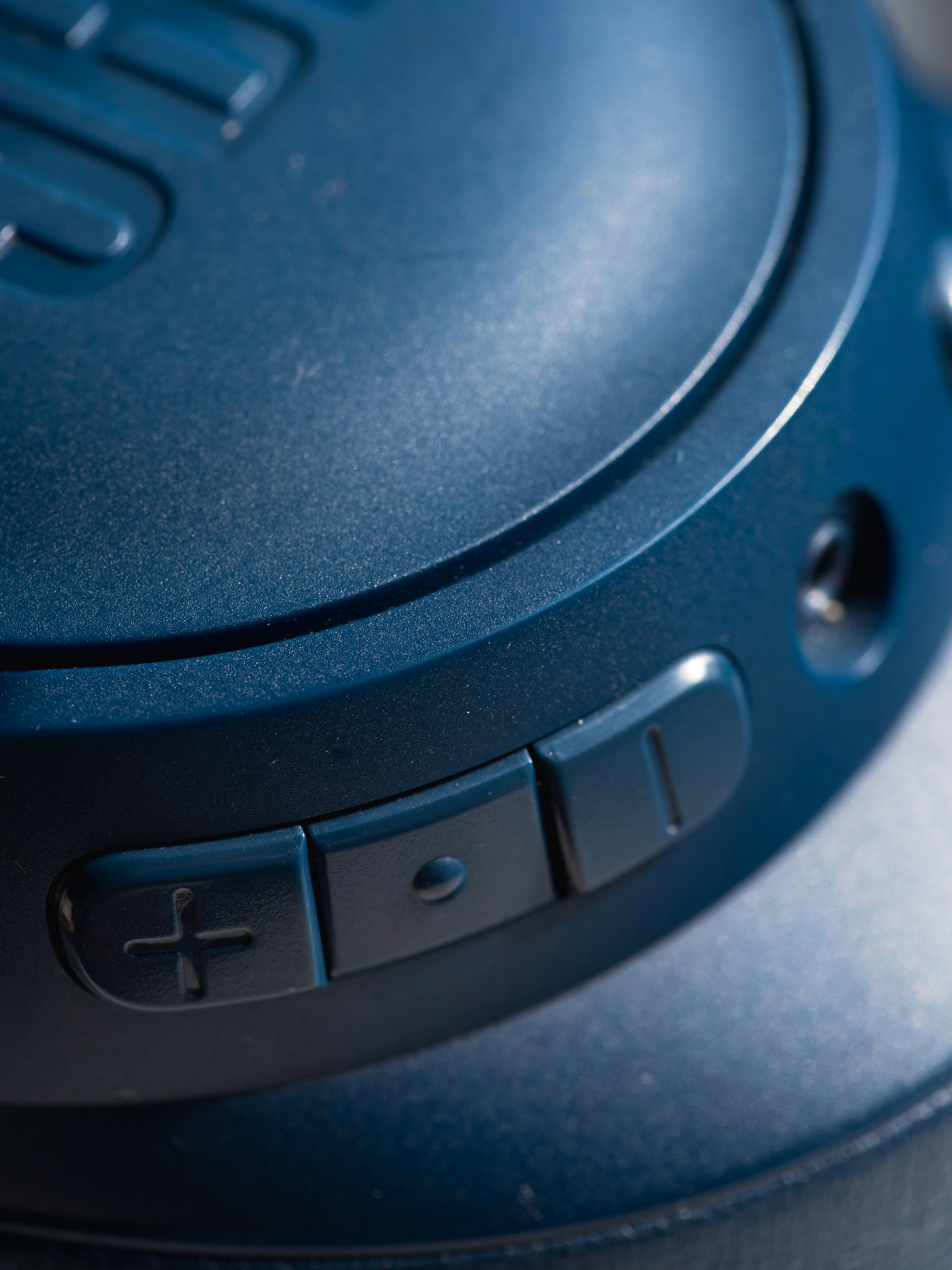 Dettagli delle cuffie che mostrano i pulsanti di controllo del volume.