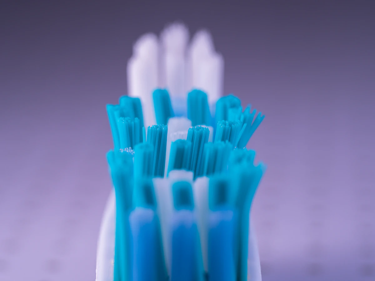 İllüstratif görsel: Close-up view of a toothbrush head and bristles.