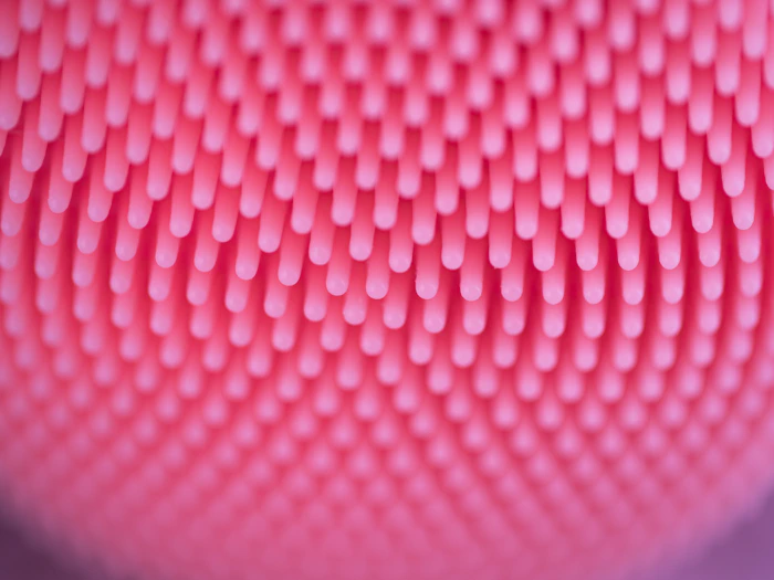 Gros plan sur les picots en silicone d'une brosse nettoyante visage