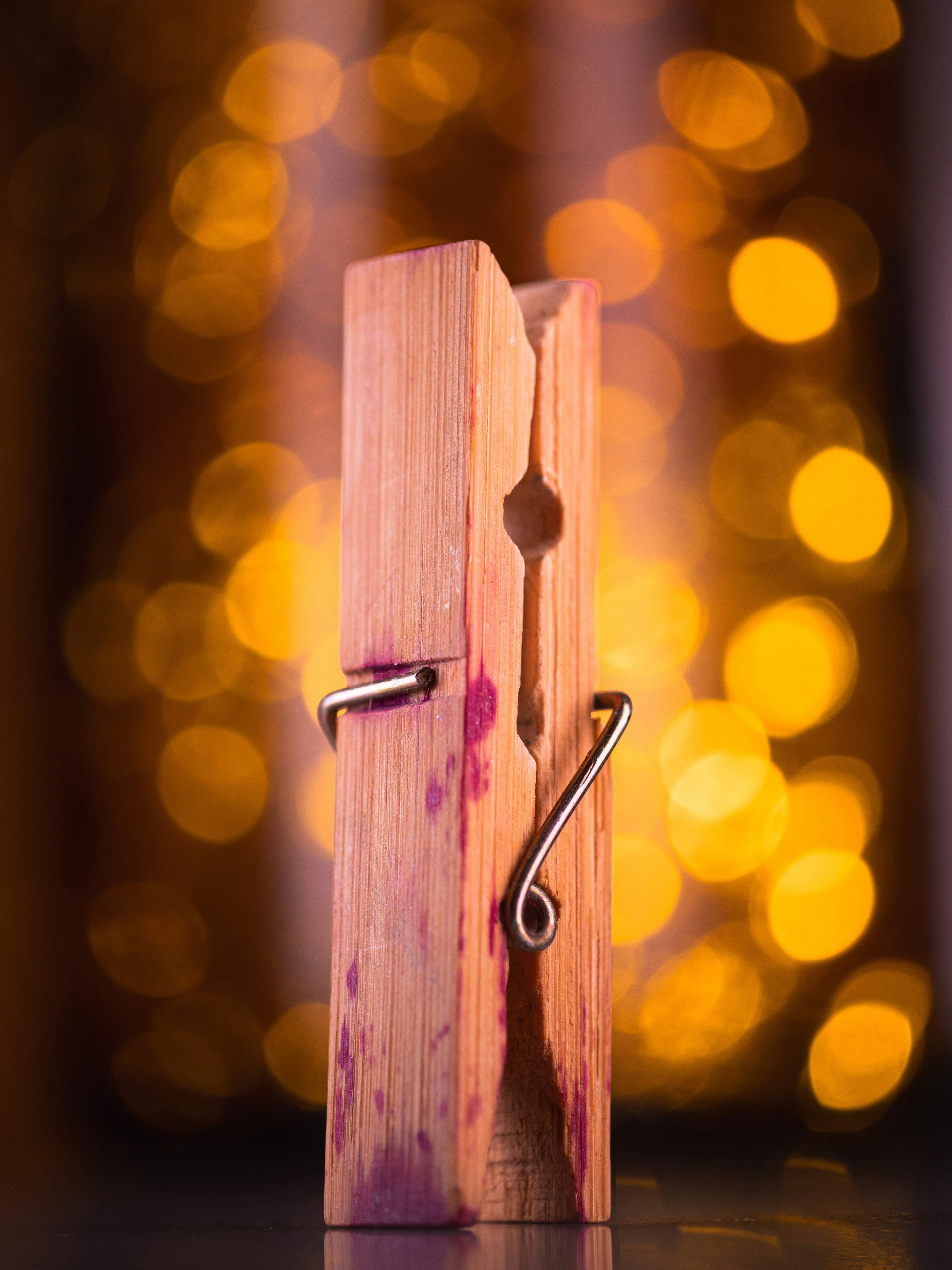 Pince à linge en bois avec fond bokeh.