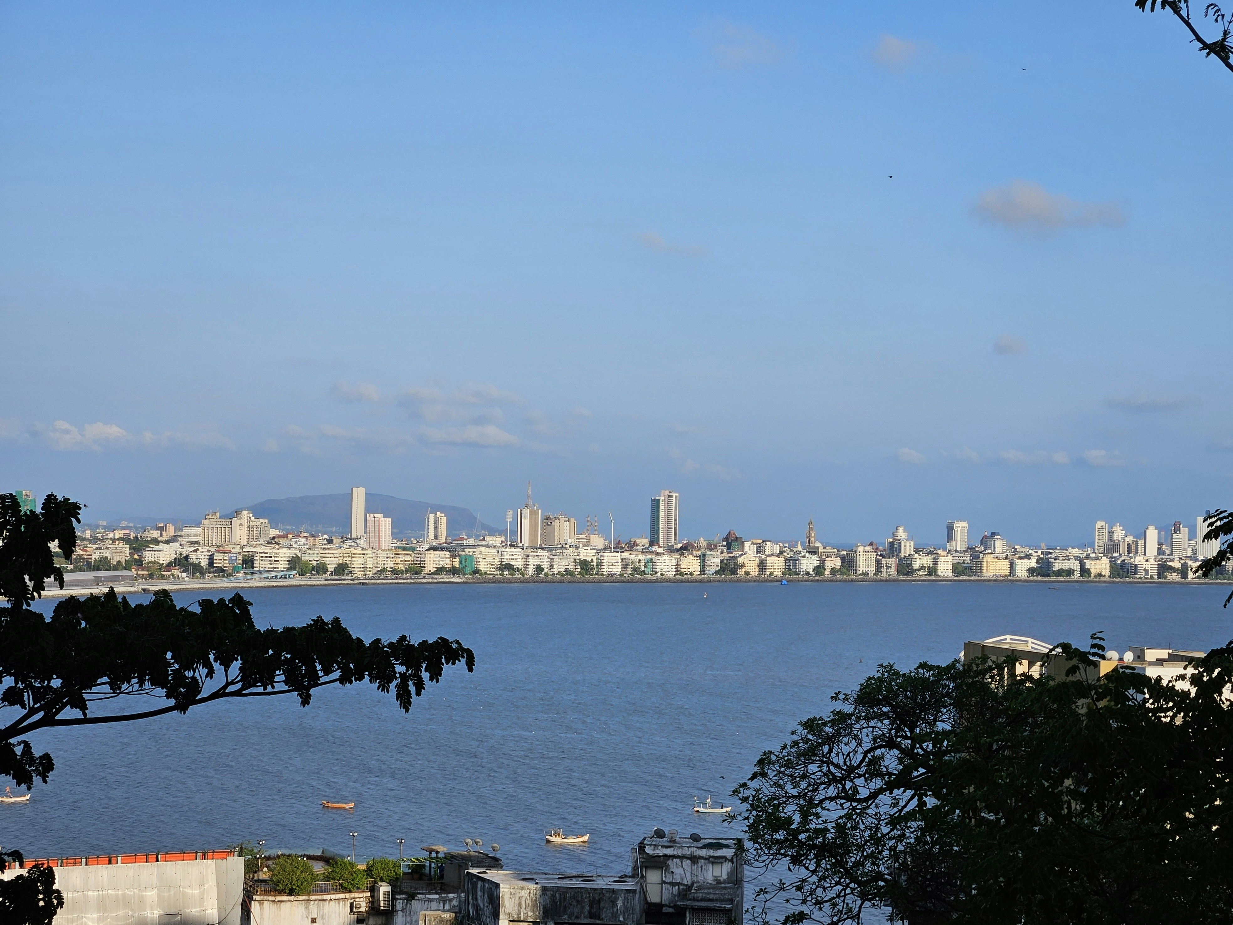 Lo skyline di una città su uno specchio d'acqua.