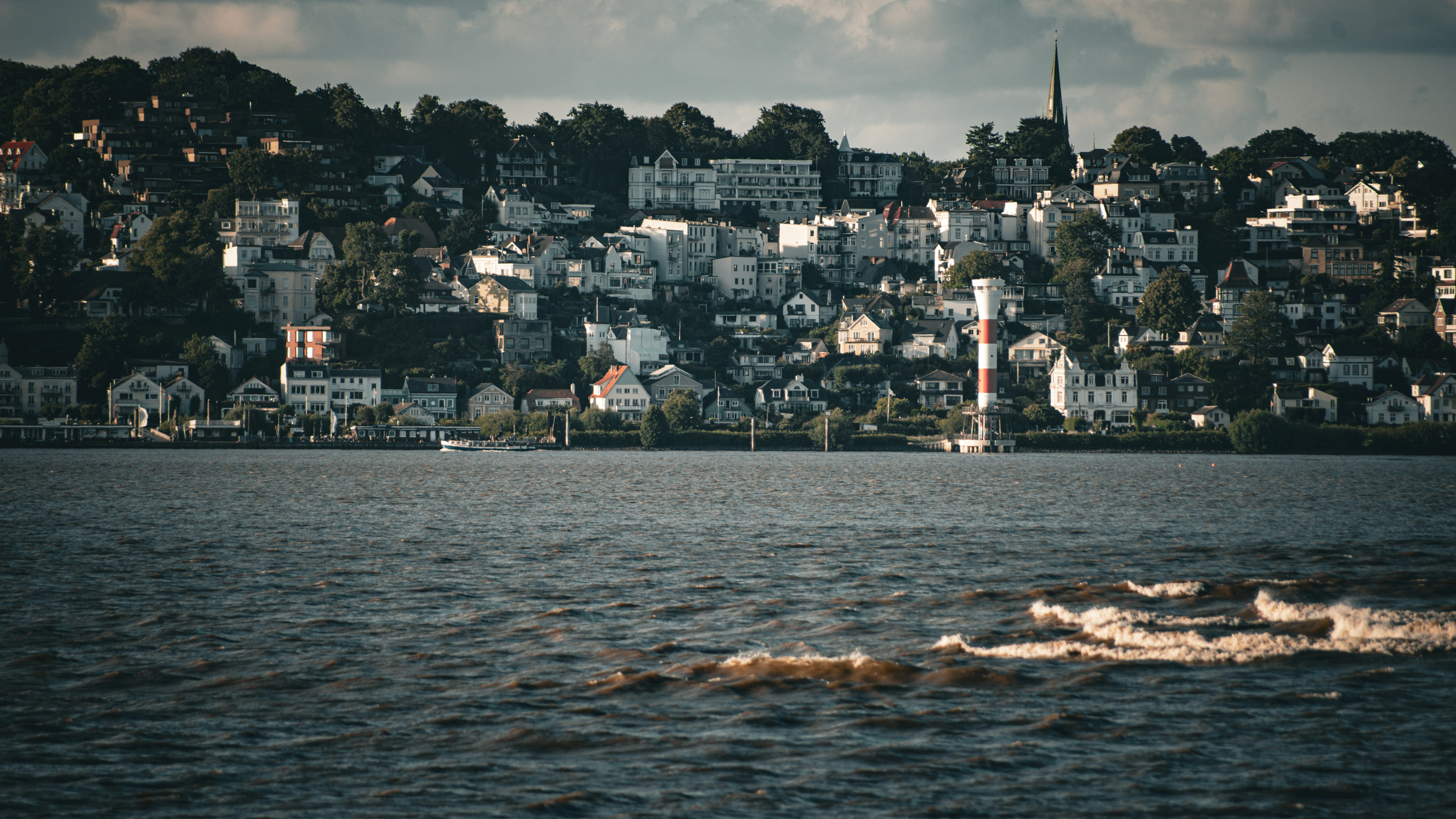 Photo by danielzermand