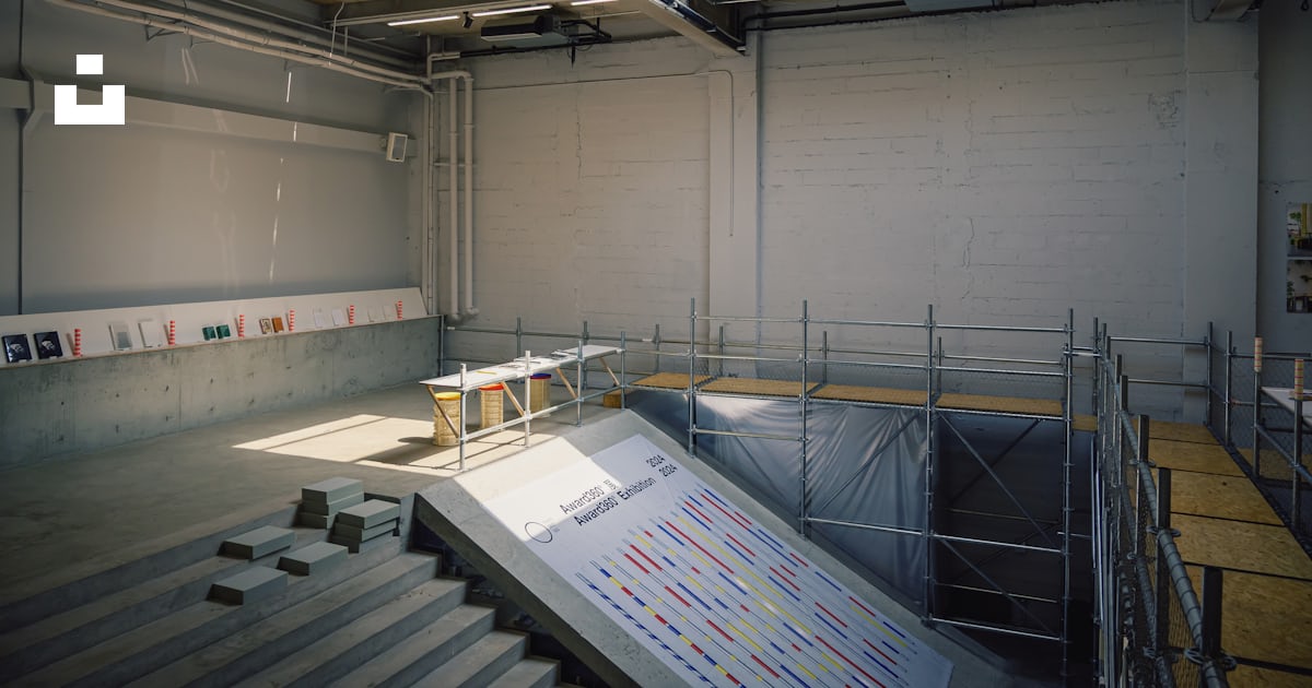 An open, modern room with abstract displays. photo โ Free Image on Unsplash