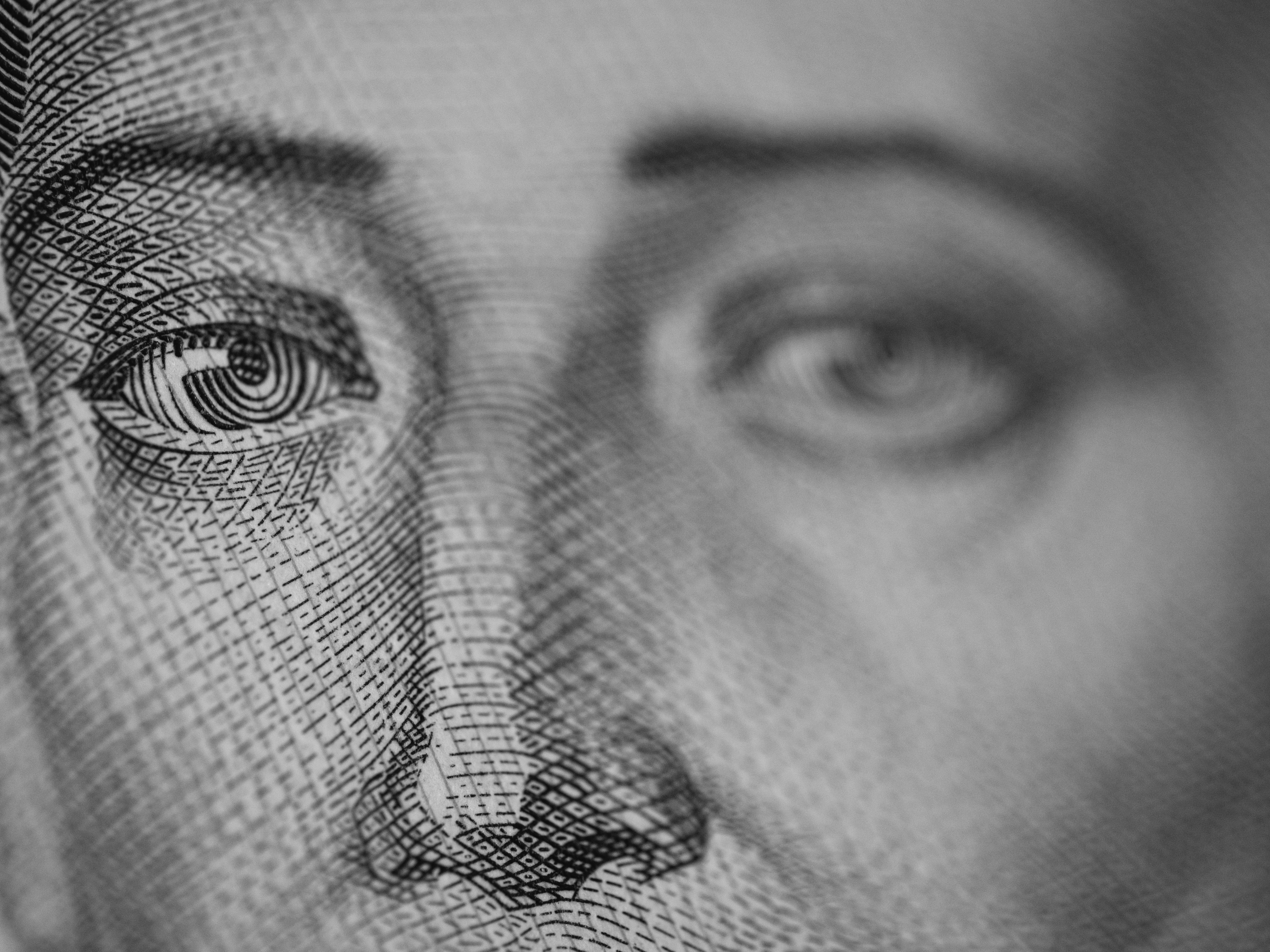 Close-up wajah yang dicetak pada uang dolar.