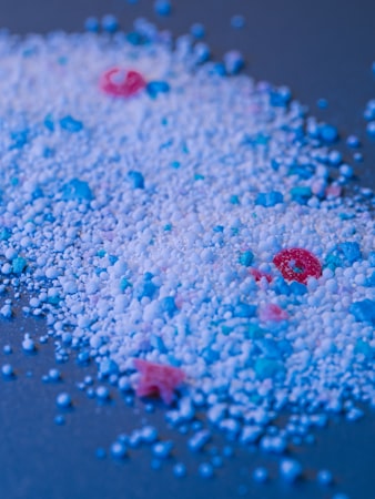Granulos de polimero plastico coloridos materia prima