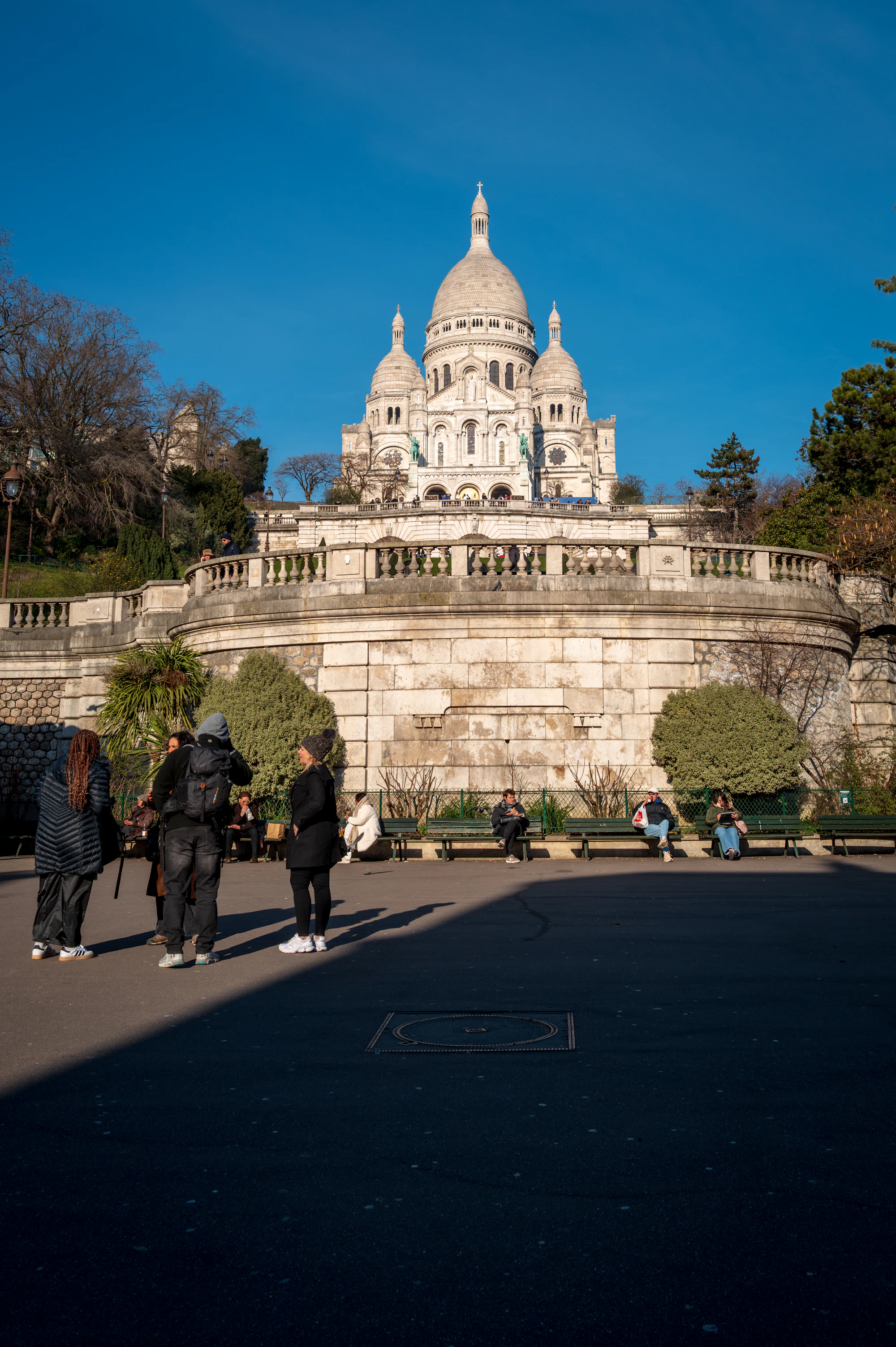 Basílica do Sacré-Cœur em Paris, com a escadaria e o céu claro